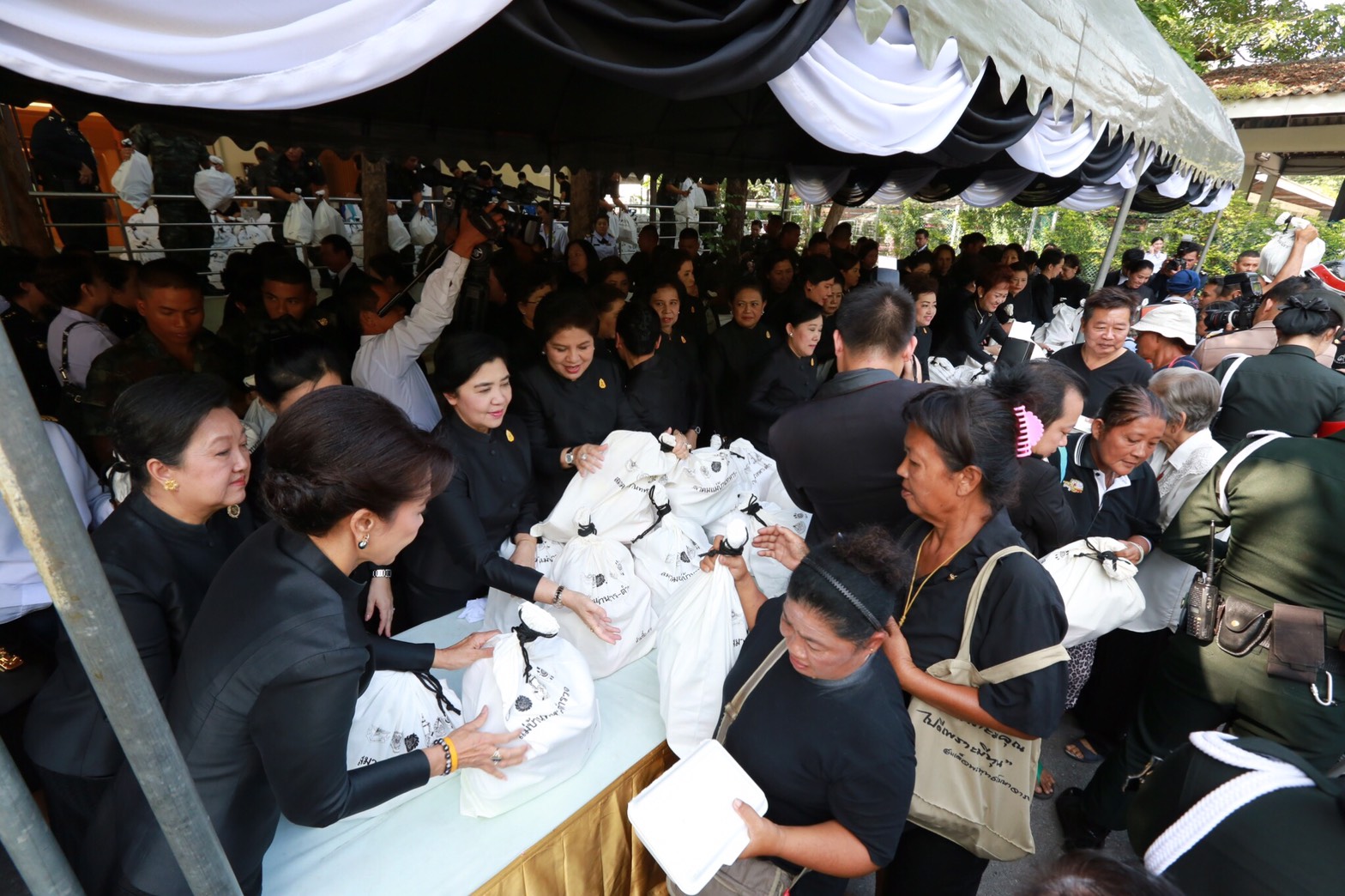 013 เมื่อ 30 พฤศจิกายน 2559 นายกสมาคมภริยาฯ พร้อมด้วยคณะกรรมการฯ ร่วมกิจกรรมน้อมเกล้าน้อมกระหม่อมถวายความอาลัย และระลึกในพระมหากรุณาธิคุณของพระบาทสมเด็จพระปรมินทรมหาภูมิพลอดุลยเดช ณ แหล่งชุมนุมนายทหารสัญญาบัตร รพ.รร.๖