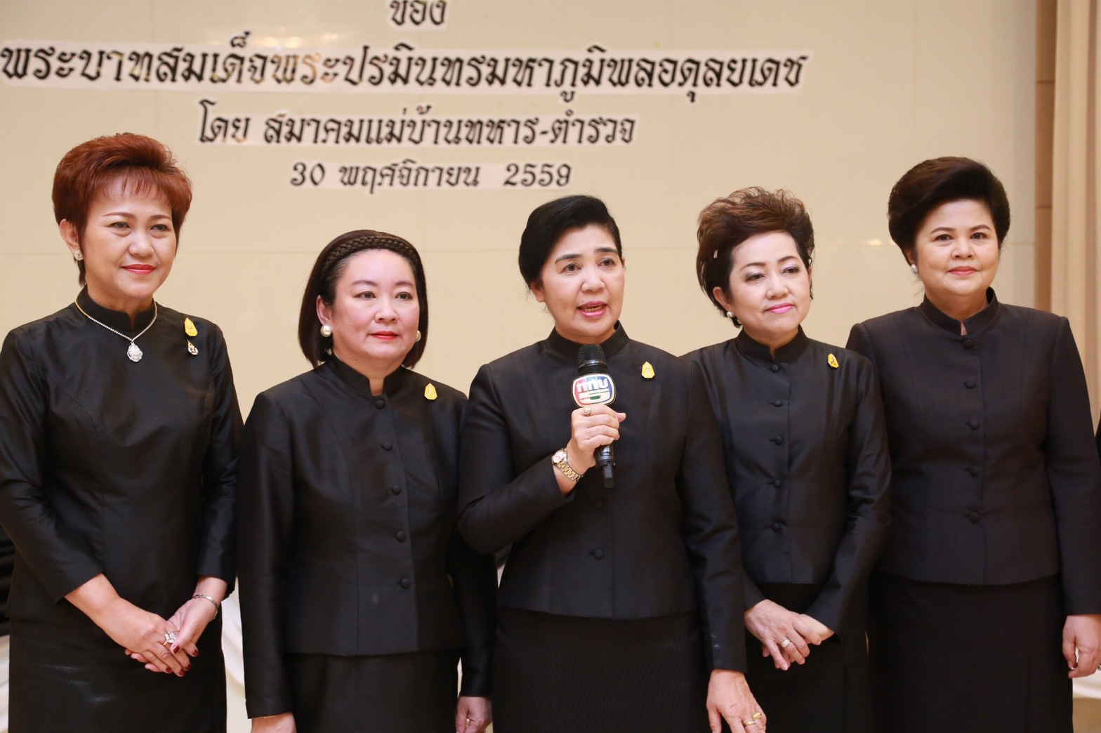 013 เมื่อ 30 พฤศจิกายน 2559 นายกสมาคมภริยาฯ พร้อมด้วยคณะกรรมการฯ ร่วมกิจกรรมน้อมเกล้าน้อมกระหม่อมถวายความอาลัย และระลึกในพระมหากรุณาธิคุณของพระบาทสมเด็จพระปรมินทรมหาภูมิพลอดุลยเดช ณ แหล่งชุมนุมนายทหารสัญญาบัตร รพ.รร.๖