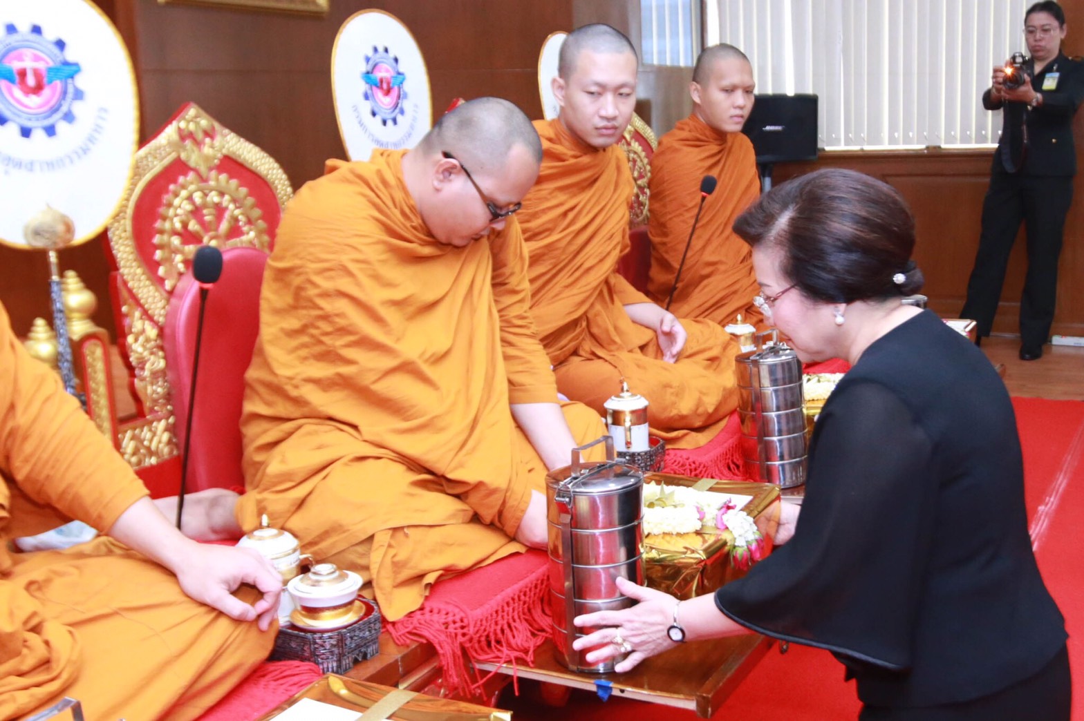๐๐๓ เมื่อวันที่ ๙ ตุลาคม ๒๕๖๐ คุณจารุณี ทุ่งทอง อุปนายกสมาคมภริยาฯ เป็นผู้แทนนายกสมาคมภริยาฯ พร้อมด้วยคณะกรรมการฯ ร่วมงานวันคล้ายวันสถาปนา กรมการอุตสาหกรรมทหาร ศูนย์การอุตสาหกรรมป้องกันประเทศและพลังงานทหาร ครบรอบปีที่ ๖๔ ณ ห้องประชุมชั้น ๔ อาคารกองบัญชาการ กรมการอุตสาหกรรมทหาร ฯ เกียกกาย กรุงเทพฯ