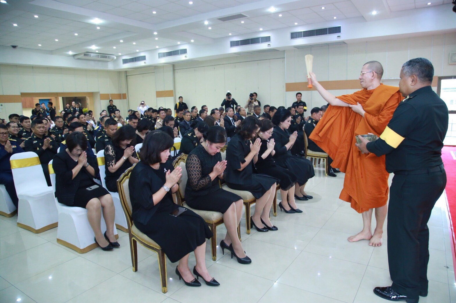๐๐๔ เมื่อวันที่ ๑๑ ตุลาคม ๒๕๖๐ นายกสมาคมภริยาฯ พร้อมด้วยคณะกรรมการฯ ร่วมงานวันคล้ายวันสถาปนากรมการพลังงานทหาร ศูนย์การอุตสาหกรรมป้องกันประเทศและพลังงานทหาร ครบรอบปีที่ ๖๔ ณ กรมการพลังงานทหารฯ เขตราชเทวี กรุงเทพฯ