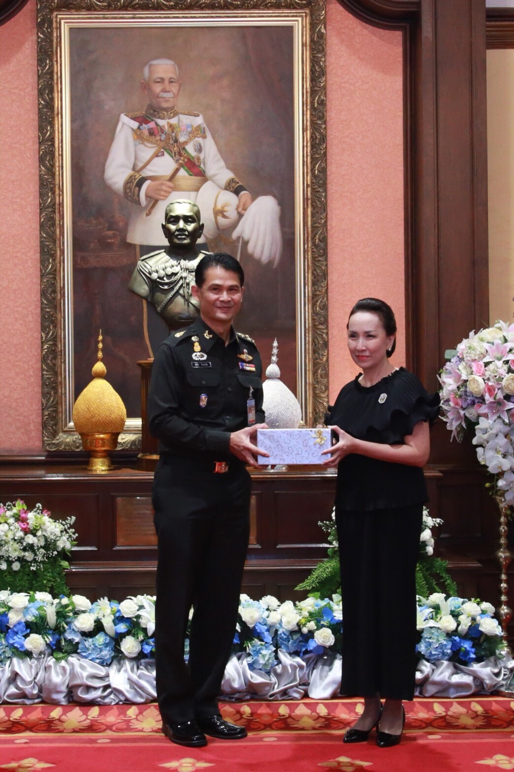 ๐๐๕ เมื่อวันที่ ๑๒ ตุลาคม ๒๕๖๐ นายกสมาคมภริยาฯ พร้อมด้วยคณะกรรมการฯ ร่วมงานวันคล้ายวันสถาปนาสำนักงบประมาณกลาโหม ครบรอบ ๓๓ ปี ณ ห้องสุรศักดิ์มนตรี ภายในศาลาว่าการกลาโหม