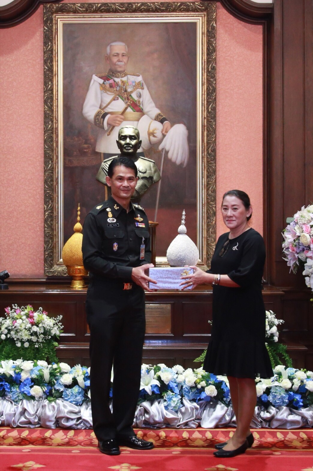 ๐๐๕ เมื่อวันที่ ๑๒ ตุลาคม ๒๕๖๐ นายกสมาคมภริยาฯ พร้อมด้วยคณะกรรมการฯ ร่วมงานวันคล้ายวันสถาปนาสำนักงบประมาณกลาโหม ครบรอบ ๓๓ ปี ณ ห้องสุรศักดิ์มนตรี ภายในศาลาว่าการกลาโหม