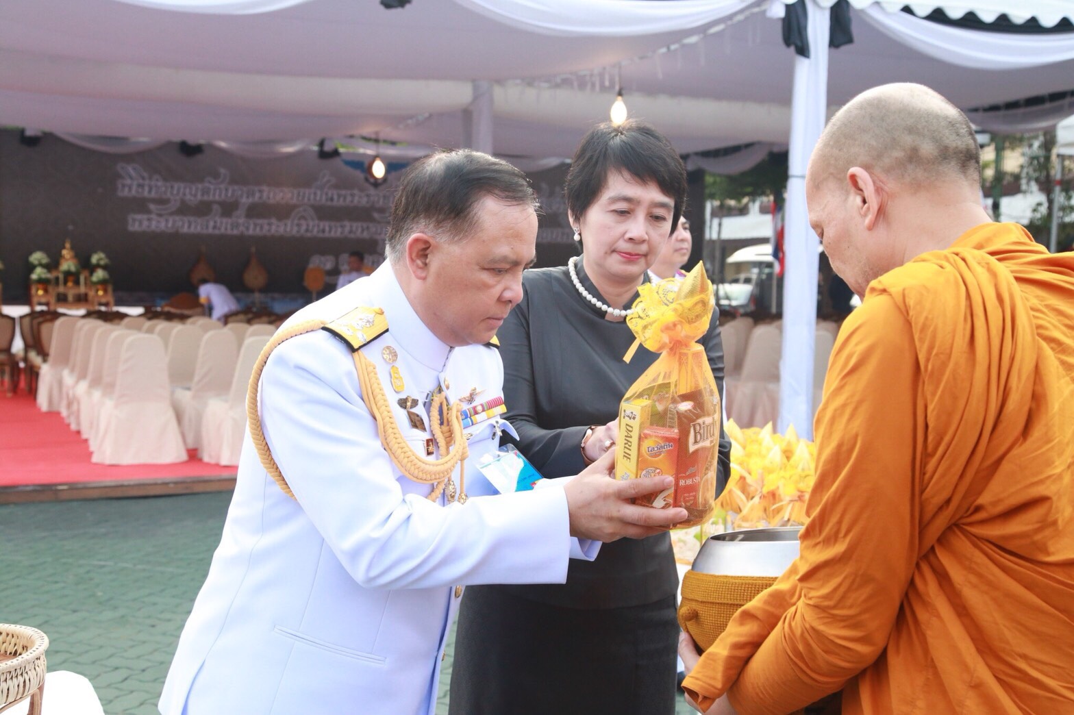 ๐๐๖ เมื่อวันที่ ๑๓ ตุลาคม ๒๕๖๐ คุณวิไลวรรณ นาเงิน อุปนายกสมาคมภริยาฯ เป็นผู้แทนนายกสมาคมภริยาฯ พร้อมด้วยคณะกรรมการฯ ร่วมพิธีทำบุญตักบาตรถวายเป็นพระราชกุศล ครบรอบ ๑ ปี วันสวรรคต พระบาทสมเด็จพระปรมินทรมหาภูมิพลอดุลยเดช บรมนาถบพิตร ณ ลานอเนกประสงค์ ในศาลาว่าการกลาโหม