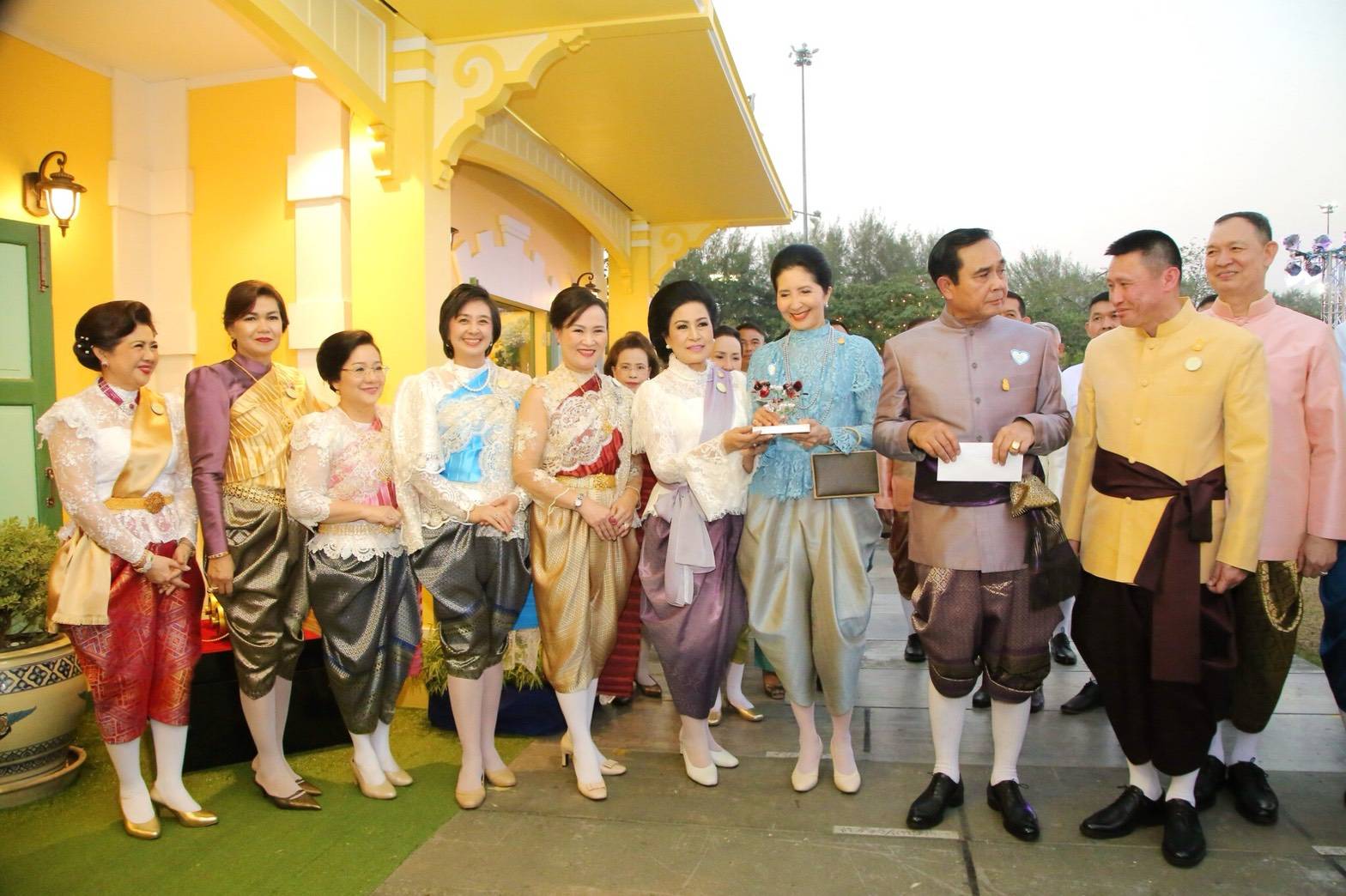 ๐๕๐ เมื่อวันที่ ๑๔ กุมภาพันธ์ ๒๕๖๑ พลเอกประยุทธ์ จันทร์โอชา นายกรัฐมนตรีพร้อมด้วยภริยา และคณะรัฐมนตรี เยี่ยมชมร้านค้าของสมาคมภริยาฯ ภายในงาน"อุ่นไอรัก-คลายความหนาว" โดยมี พลเอกเทพพงศ์ ทิพยจันทร์ ปลัดกระทรวงกลาโหม และคุณนริศรา ทิพยจันทร์ นายกสมาคมภริยาฯ พร้อมด้วยคณะกรรมการสมาคมฯ ให้การต้อนรับ