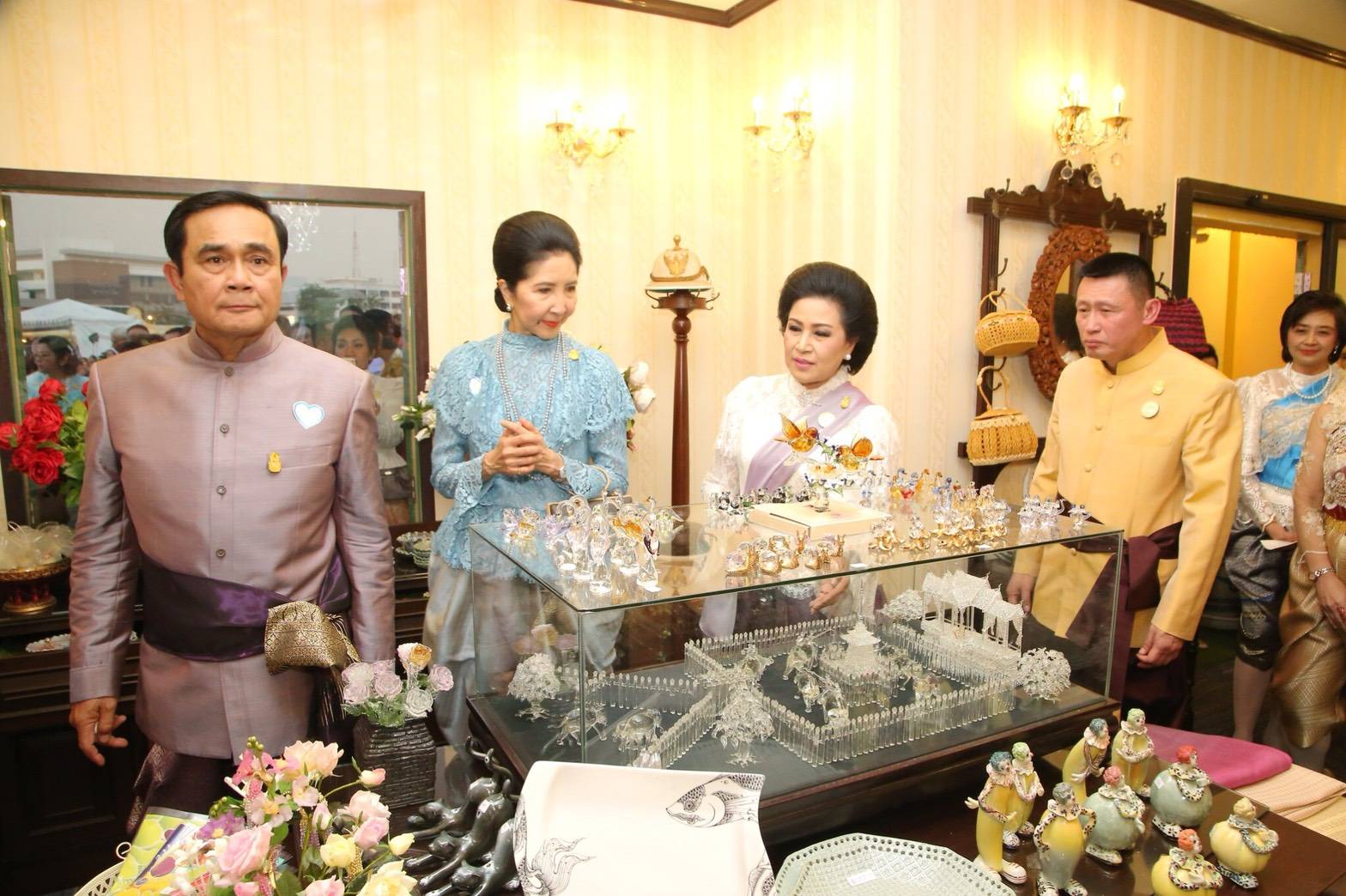 ๐๕๐ เมื่อวันที่ ๑๔ กุมภาพันธ์ ๒๕๖๑ พลเอกประยุทธ์ จันทร์โอชา นายกรัฐมนตรีพร้อมด้วยภริยา และคณะรัฐมนตรี เยี่ยมชมร้านค้าของสมาคมภริยาฯ ภายในงาน"อุ่นไอรัก-คลายความหนาว" โดยมี พลเอกเทพพงศ์ ทิพยจันทร์ ปลัดกระทรวงกลาโหม และคุณนริศรา ทิพยจันทร์ นายกสมาคมภริยาฯ พร้อมด้วยคณะกรรมการสมาคมฯ ให้การต้อนรับ