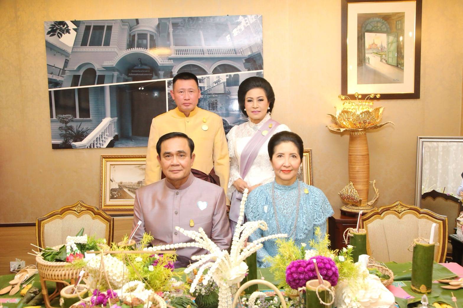 ๐๕๐ เมื่อวันที่ ๑๔ กุมภาพันธ์ ๒๕๖๑ พลเอกประยุทธ์ จันทร์โอชา นายกรัฐมนตรีพร้อมด้วยภริยา และคณะรัฐมนตรี เยี่ยมชมร้านค้าของสมาคมภริยาฯ ภายในงาน"อุ่นไอรัก-คลายความหนาว" โดยมี พลเอกเทพพงศ์ ทิพยจันทร์ ปลัดกระทรวงกลาโหม และคุณนริศรา ทิพยจันทร์ นายกสมาคมภริยาฯ พร้อมด้วยคณะกรรมการสมาคมฯ ให้การต้อนรับ