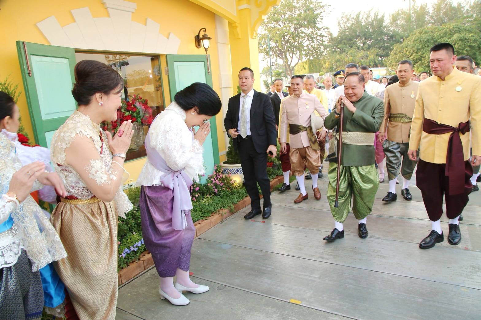 ๐๕๐ เมื่อวันที่ ๑๔ กุมภาพันธ์ ๒๕๖๑ พลเอกประยุทธ์ จันทร์โอชา นายกรัฐมนตรีพร้อมด้วยภริยา และคณะรัฐมนตรี เยี่ยมชมร้านค้าของสมาคมภริยาฯ ภายในงาน"อุ่นไอรัก-คลายความหนาว" โดยมี พลเอกเทพพงศ์ ทิพยจันทร์ ปลัดกระทรวงกลาโหม และคุณนริศรา ทิพยจันทร์ นายกสมาคมภริยาฯ พร้อมด้วยคณะกรรมการสมาคมฯ ให้การต้อนรับ