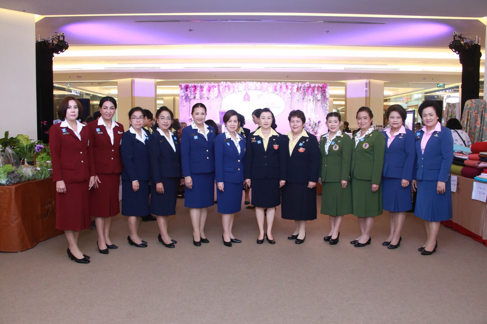 ๐๑๓ เมื่อวันที่ ๒๑ พฤศจิกายน ๒๕๖๐ คุณสาธิตา สุวรรณทัต เป็นผู้แทนนายกสมาคมภริยาฯ พร้อมด้วยกรรมการสมาคมฯ ร่วมเข้าเฝ้ารับเสด็จ พระเจ้าวรวงศ์เธอพระองค์เจ้าโสมสวลี พระวรราชาทินัดดามาตุ เสด็จเป็นองค์ประธาน ในพิธีเปิดงาน "สานสายใยเพื่อผลิตภัณฑ์ สายใจไทย ๒๕๖๐" ณ Lifestyle Hall ชั้น ๒ ศูนย์การค้าสยามพารากอน