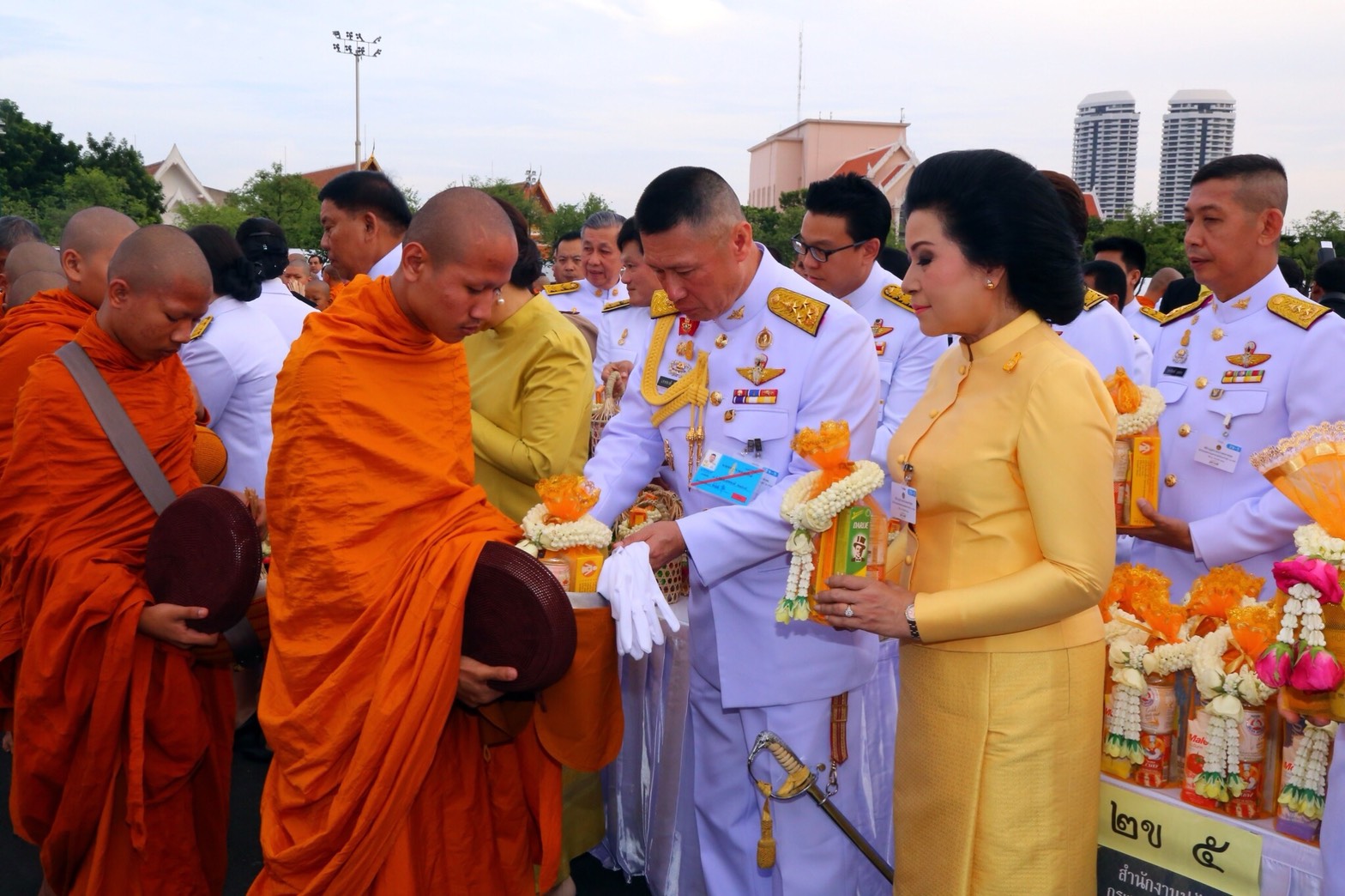 ๐๙๐ เมื่อวันที่ ๒๘ กรกฎาคม ๒๕๖๑ นายกสมาคมภริยาฯ ร่วมพิธีทำบุญตักบาตร ถวายเป็นพระราชกุศลแด่ สมเด็จพระเจ้าอยู่หัว มหาวชิราลงกรณ บดินทรเทพยวรางกูร เนื่องในโอกาสวันเฉลิมพระชนมพรรษา ๖๖ พรรษา ณ พระลานพระราชวังดุสิต