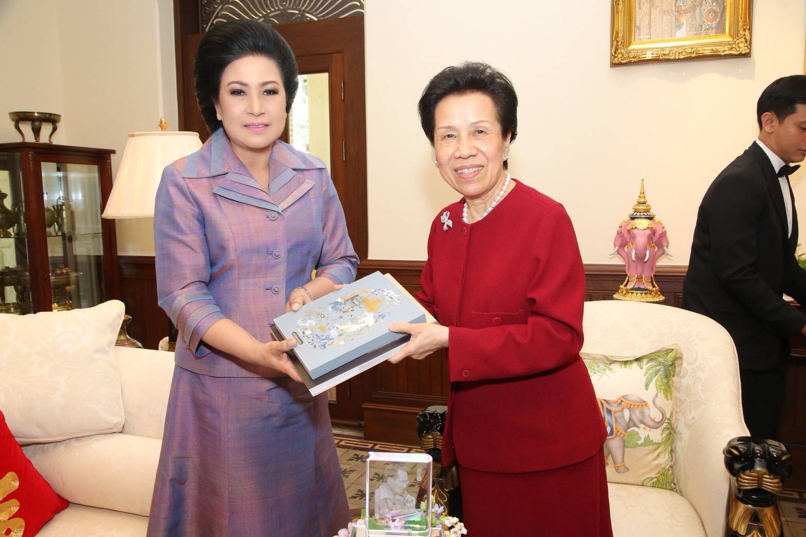 ๐๔๙ เมื่อวันที่ ๑๓ กุมภาพันธ์ ๒๕๖๑ นายกสมาคมภริยาฯ พร้อมด้วยคณะกรรมการฯ เข้าเยี่ยมคารวะ คุณหญิงวรรณา สิริวัฒนภักดี ที่ปรึกษากิตติมศักดิ์ ณ บ้านพักถนนสุรวงศ์