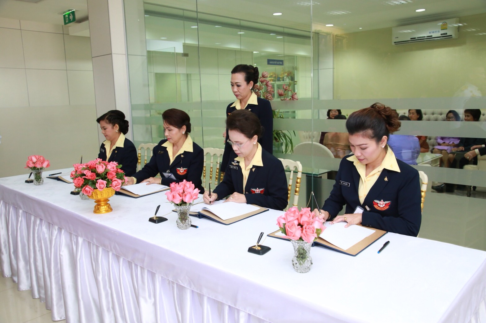 ๐๒๑ เมื่อวันที่ ๗ ธันวาคม ๒๕๖๐ คุณสุวภาคย์ ทัศนา เป็นผู้แทนนายกสมาคมภริยาฯ พร้อมด้วยคณะกรรมการฯ ร่วมลงนามถวายพระพรและถวายแจกันดอกไม้ เนื่องในโอกาสวันคล้ายวันประสูติ พระเจ้าหลานเธอพระองค์เจ้าพัชรกิติยาภา ณ วังศุโขทัย