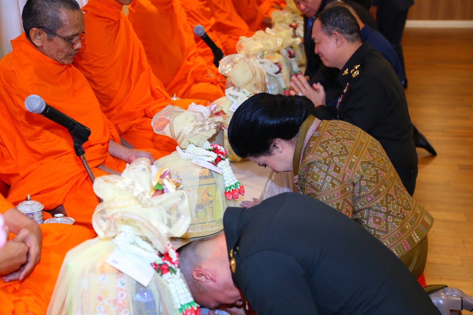 ๐๒๘ เมื่อวันที่ ๒๗ ธันวาคม ๒๕๖๐ นายกสมาคมภริยาฯ พร้อมด้วยคณะกรรมการฯ ร่วมงานวันคล้ายวันสถาปนา ศูนย์การอุตสาหกรรมป้องกันประเทศและพลังงานทหาร(ศอพท.) ครบรอบปีที่ ๒๗ ณ ห้องรับรองแขกต่างประเทศ ชั้น M อาคารสำนักงานปลัดกระทรวงกลาโหม (ศรีสมาน)