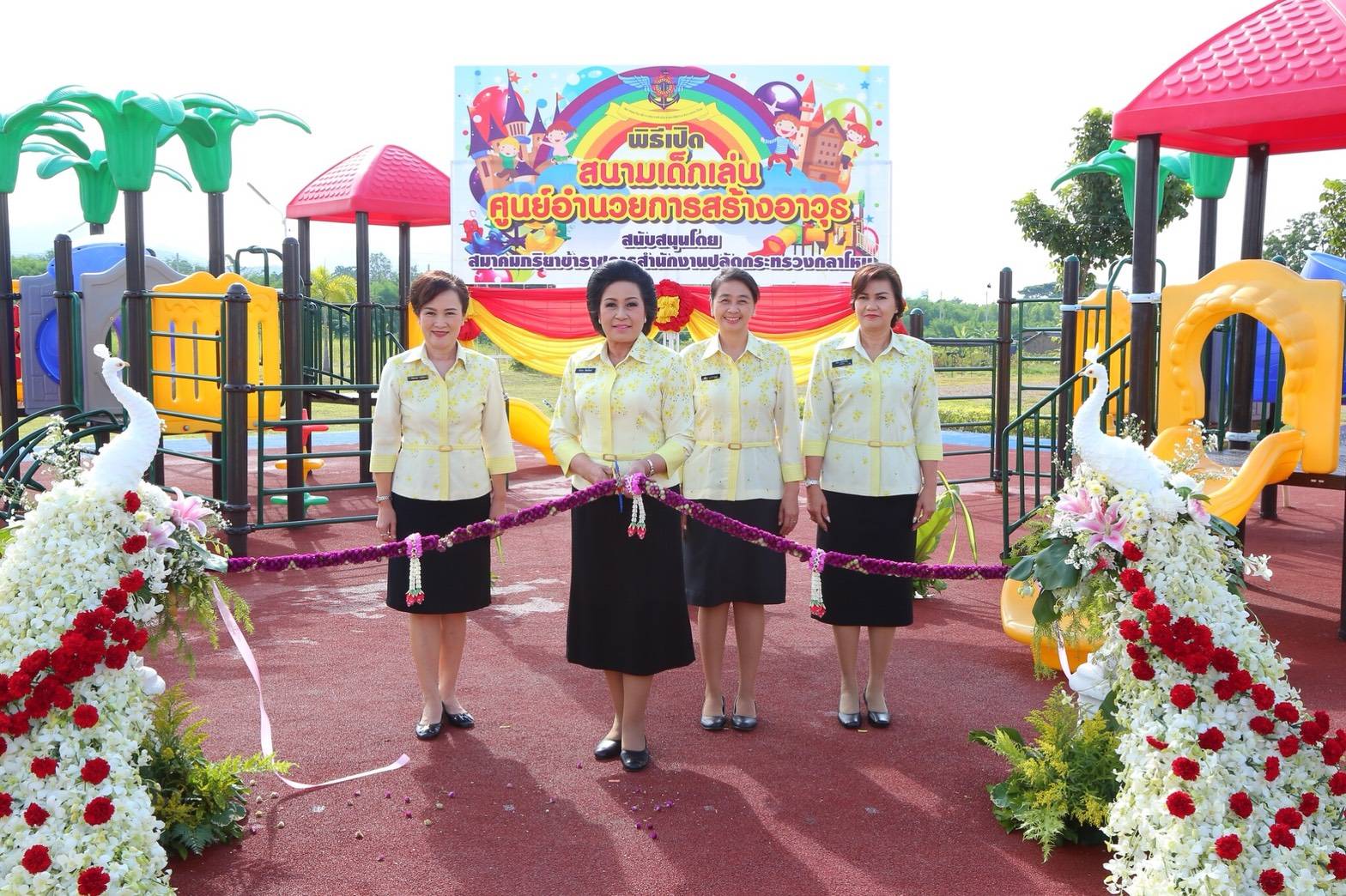 ๑๐๗ เมื่อวันพฤหัสบดีที่ ๒๐ กันยายน ๒๕๖๑ คุณนริศรา ทิพยจันทร์ นายกสมาคมภริยาฯ เป็นประธานมอบอุป...