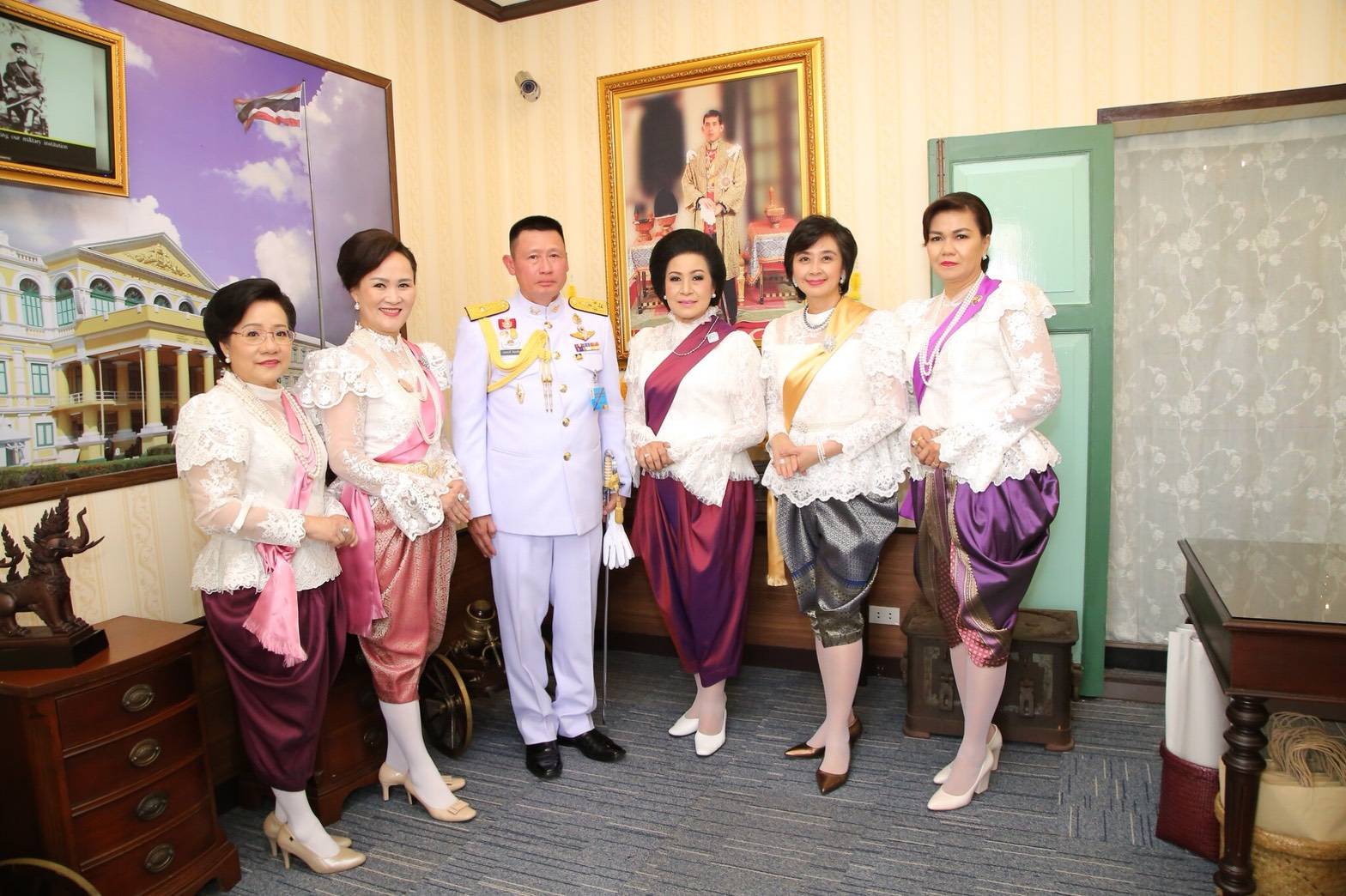 ๐๔๘ เมื่อวันที่ ๘ กุมภาพันธ์ ๒๕๖๑ นายกสมาคมภริยาฯ พร้อมด้วยคณะกรรมการฯ ร่วมพิธีเปิดงาน "อุ่นไอรัก คลายความหนาว" ณ พระลานพระราชวังดุสิต ซึ่งสมาคมฯ ได้ร่วมออกร้านจำหน่ายสินค้าภายในบริเวณสนามเสือป่า