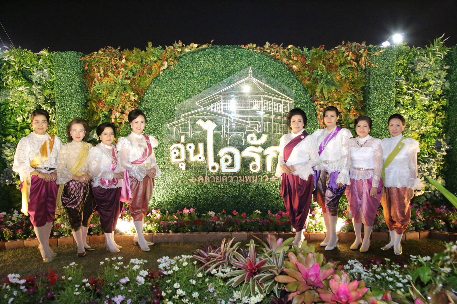 ๐๔๘ เมื่อวันที่ ๘ กุมภาพันธ์ ๒๕๖๑ นายกสมาคมภริยาฯ พร้อมด้วยคณะกรรมการฯ ร่วมพิธีเปิดงาน "อุ่นไอรัก คลายความหนาว" ณ พระลานพระราชวังดุสิต ซึ่งสมาคมฯ ได้ร่วมออกร้านจำหน่ายสินค้าภายในบริเวณสนามเสือป่า