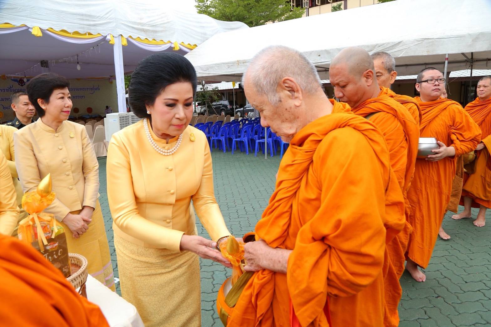 ๐๘๒ เมื่อวันที่ ๒๖ กรกฎาคม ๒๕๖๑ นายกสมาคมภริยาฯ พร้อมด้วยคณะกรรมการฯ ร่วมกิจกรรมเฉลิมพระเกียรติ พิธีเจริญพระพุทธมนต์ถวายพระพรชัยมงคล เนื่องในวันเฉลิมพระชนมพรรษาสมเด็จพระเจ้าอยู่หัว ๖๖ พรรษา ๒๘ กรกฎาคม ๒๕๖๑ ณ ลานอเนกประสงค์ ในศาลาว่าการกลาโหม กรุงเทพฯ