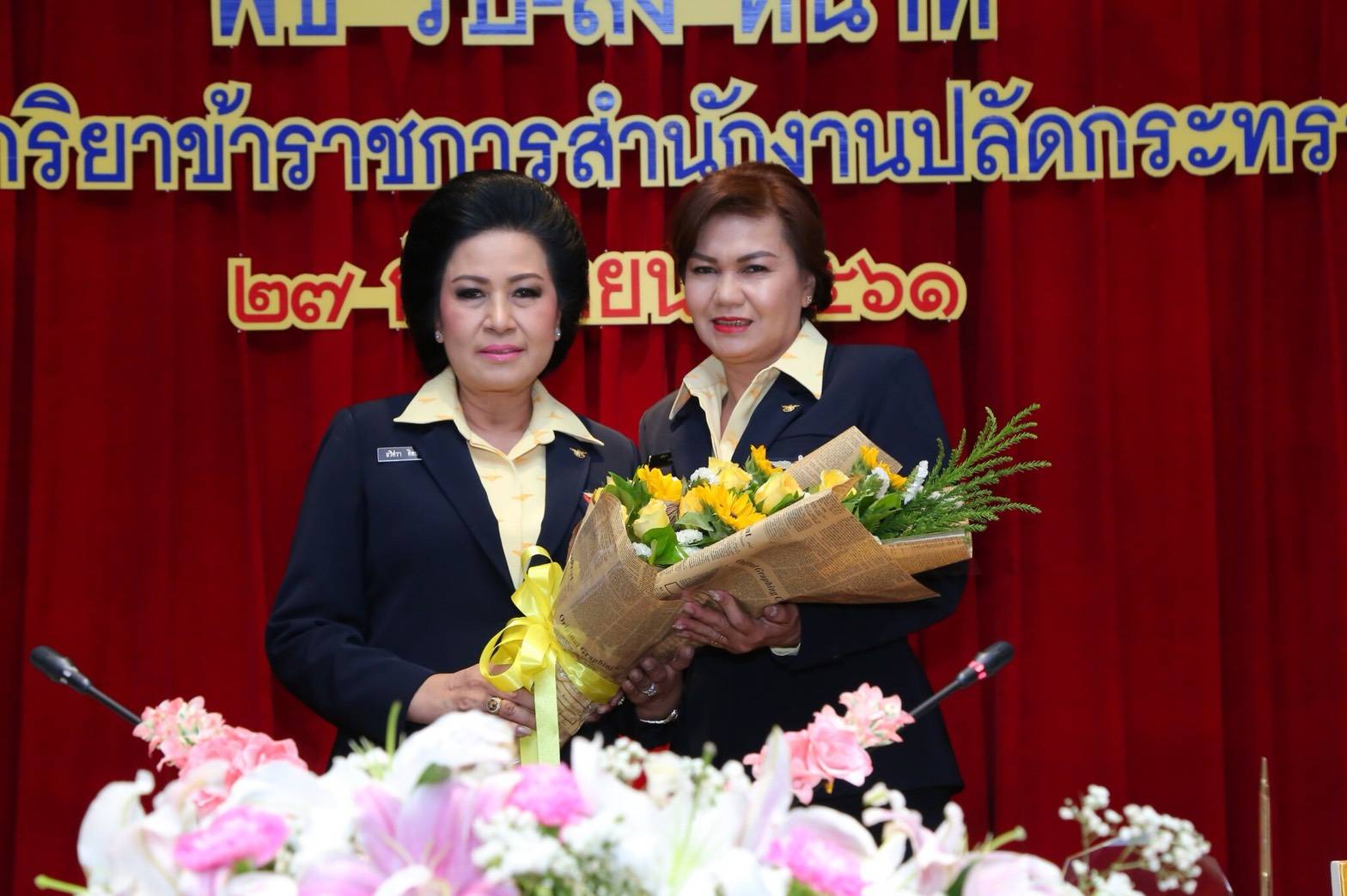 ๑๑๑ เมื่อวันที่ ๒๗ กันยายน ๒๕๖๑ สมาคมภริยาฯ จัดพิธีรับ-ส่งหน้าที่นายกสมาคมภริยาฯ ระหว่าง คุณนริศรา ทิพยจันทร์ และ คุณรมิดา อินทรเจริญ ณ ห้องสุรศักดิ์มนตรี ภายในศาลาว่าการกลาโหม กรุงเทพฯ