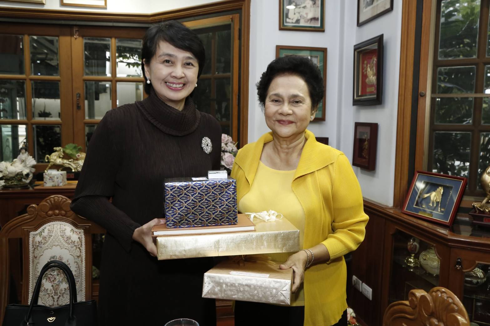 ๐๓๑ เมื่อวันที่ ๒๙ ธันวาคม ๒๕๖๐ น.ท.หญิง ศศิธร ลุมพิกานนท์ ร.น.อุปนายกสมาคมภริยาฯ พร้อมด้วยคณะกรรมการฯ ร่วมคณะ พล.ร.อ.จุมพล ลุมพิกานนท์ ร.น. รองปลัดกระทรวงกลาโหม เข้าอำนวยพรและขอรับพร เนื่องในโอกาสวันขึ้นปีใหม่ จากพล.อ.อู้ด เบื้องบน และ พล.ท.หญิงวรนุช เบื้องบน ณ บ้านพักเขตทวีวัฒนา กรุงเทพฯ