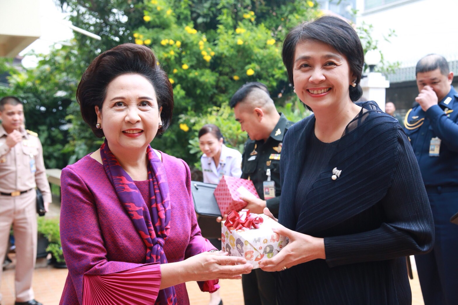 ๐๒๗ เมื่อวันที่ ๒๗ ธันวาคม ๒๕๖๐ น.ท.หญิง ศศิธร ลุมพิกานนท์ ร.น.อุปนายกสมาคมภริยาฯ พร้อมด้วยคณะกรรมการฯ ร่วมคณะพล.ร.อ.จุมพล ลุมพิกานนท์ ร.น.รองปลัดกระทรวงกลาโหม เข้าอำนวยพรและขอรับพรเนื่องในโอกาสวันขึ้นปีใหม่ จากพล.อ.อภิชาตเพ็ญกิตติ และคุณพรทิพย์ เพ็ญกิตติ ณ บ้านพักเขตห้วยขวาง กรุงเทพฯ