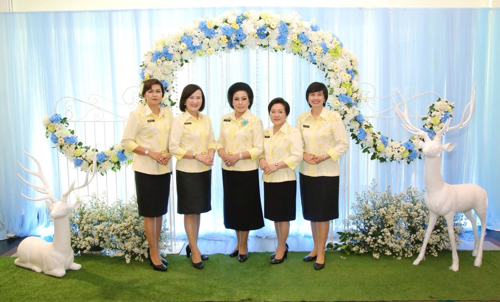 ๐๔๔ เมื่อวันที่ ๒๕ มกราคม ๒๕๖๑ นายกสมาคมภริยาฯ พร้อมด้วยคณะกรรมการฯ ร่วมงานวันคล้ายวันสถาปนา สมาคมแม่บ้านทหารอากาศ ครบรอบปีที่ ๓๓ ณ ห้องชัยพฤกษ์ หอประชุมกองทัพอากาศ