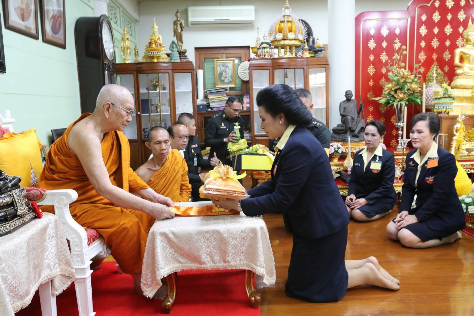๐๔๒ เมื่อวันที่ ๑๒ มกราคม ๒๕๖๑ นายกสมาคมภริยาฯ พร้อมด้วยคณะกรรมการสมาคมฯ เข้าเฝ้าถวายสักการะ สมเด็จพระอริยวงศาคตญาณ สมเด็จพระสังฆราช สกลมหาสังฆปรินายก และขอประทานพรเพื่อเป็นสิริมงคล ณ วัดราชบพิตรสถิตมหาสีมารามราชวรวิหาร เขตพระนคร