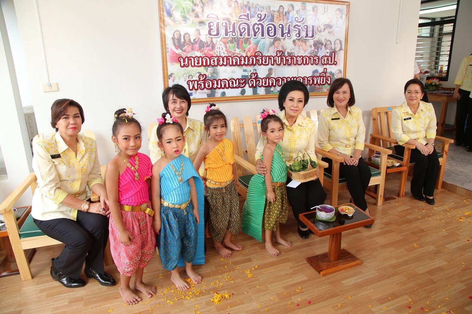 ๐๕๑ เมื่อวันที่ ๒๐ กุมภาพันธ์ ๒๕๖๑ นายกสมาคมภริยาฯ พร้อมด้วยคณะกรรมการสมาคมฯ เดินทางไปตรวจเยี่ยมโครงการต่างๆ ตามนโยบาย ดำเนินการเพื่อช่วยเหลือ ดูแล ครอบครัวกำลังพล ของสำนักงานปลัดกระทรวงกลาโหม ในพื้นที่ของหน่วย ศอว.ศอพท. จ.ลพบุรี