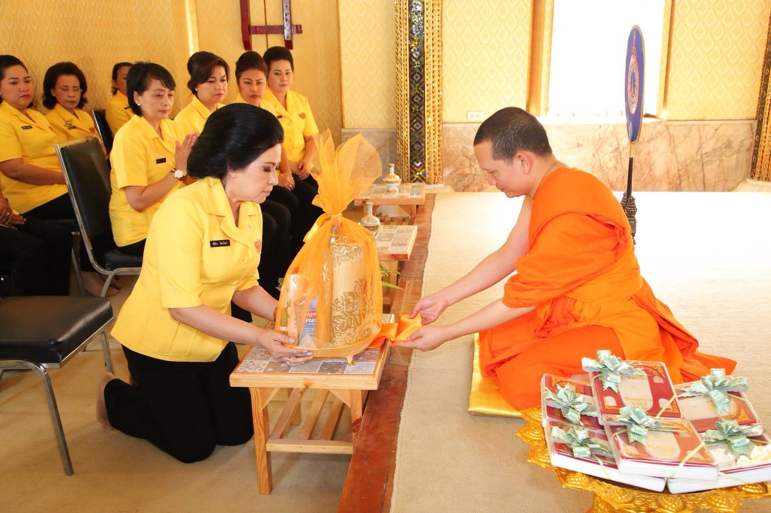 ๐๕๑ เมื่อวันที่ ๒๐ กุมภาพันธ์ ๒๕๖๑ นายกสมาคมภริยาฯ พร้อมด้วยคณะกรรมการสมาคมฯ เดินทางไปตรวจเยี่ยมโครงการต่างๆ ตามนโยบาย ดำเนินการเพื่อช่วยเหลือ ดูแล ครอบครัวกำลังพล ของสำนักงานปลัดกระทรวงกลาโหม ในพื้นที่ของหน่วย ศอว.ศอพท. จ.ลพบุรี