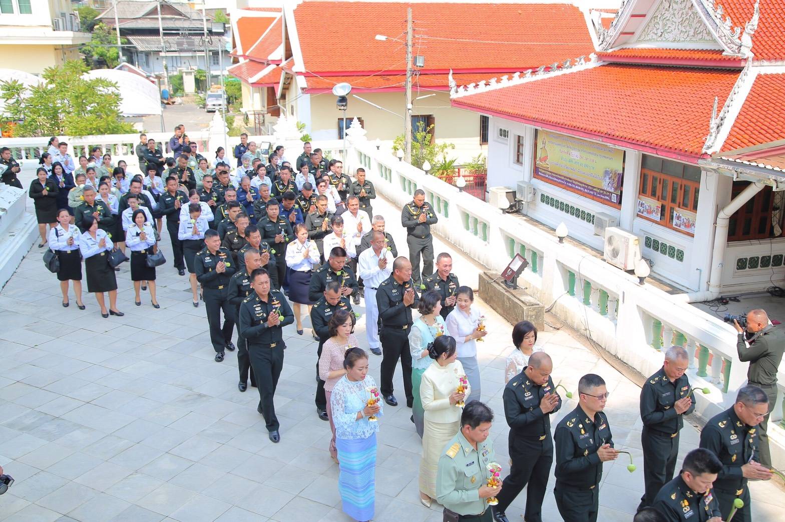 ๐๕๔ เมื่อวันที่ ๒๘ กุมภาพันธ์ ๒๕๖๑ คุณวิไลวรรณ นาเงิน อุปนายกสมาคมภริยาข้าราชการสำนักงานปลัดกระทรวงกลาโหม เป็นผู้แทนนายกสมาคมฯ พร้อมด้วย คณะกรรมการสมาคมฯ ร่วมกิจกรรมส่งเสริมคุณธรรมจริยธรรม เนื่องในเทศกาลมาฆบูชา ประจำปี ๒๕๖๑