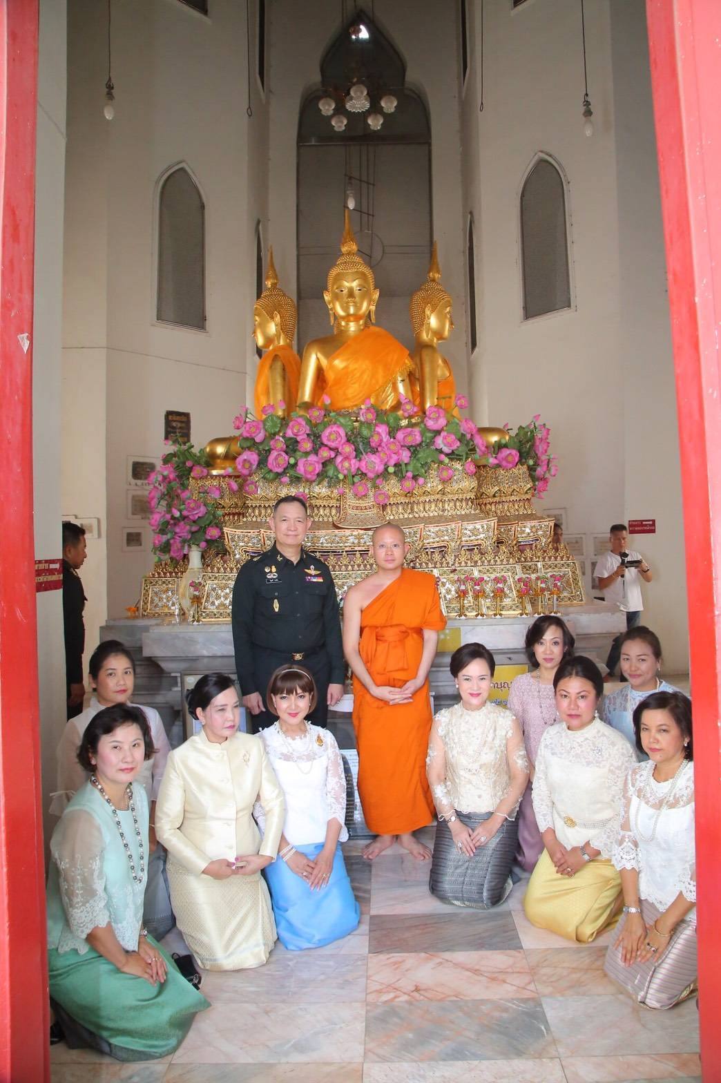 ๐๕๔ เมื่อวันที่ ๒๘ กุมภาพันธ์ ๒๕๖๑ คุณวิไลวรรณ นาเงิน อุปนายกสมาคมภริยาข้าราชการสำนักงานปลัดกระทรวงกลาโหม เป็นผู้แทนนายกสมาคมฯ พร้อมด้วย คณะกรรมการสมาคมฯ ร่วมกิจกรรมส่งเสริมคุณธรรมจริยธรรม เนื่องในเทศกาลมาฆบูชา ประจำปี ๒๕๖๑