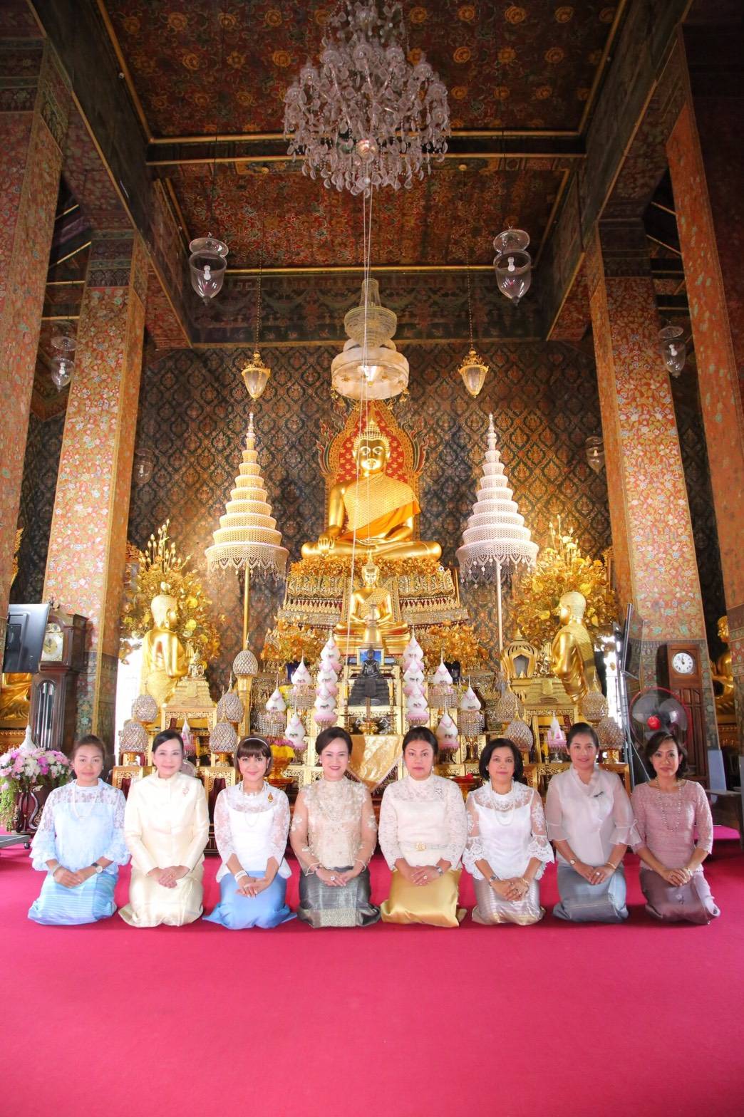 ๐๕๔ เมื่อวันที่ ๒๘ กุมภาพันธ์ ๒๕๖๑ คุณวิไลวรรณ นาเงิน อุปนายกสมาคมภริยาข้าราชการสำนักงานปลัดกระทรวงกลาโหม เป็นผู้แทนนายกสมาคมฯ พร้อมด้วย คณะกรรมการสมาคมฯ ร่วมกิจกรรมส่งเสริมคุณธรรมจริยธรรม เนื่องในเทศกาลมาฆบูชา ประจำปี ๒๕๖๑
