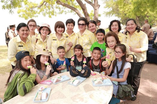 ๐๕๙ เมื่อวันที่ ๕ เมษายน ๒๕๖๑ คุณนริศรา ทิพยจันทร์ นายกสมาคมภริยาข้าราชการสำนักงานปลัดกระทรวงกลาโหม พร้อมด้วยคณะกรรมการสมาคมฯ นำสมาชิกโครงการสายใยรักษ์:เพื่อคนพิเศษ และสมาชิกโครงการศูนย์ส่งเสริมการเรียนรู้ ไปทัศนศึกษา เยี่ยมชมศูนย์อนุรักษ์พันธุ์เต่าทะเล เรือหลวงอ่างทอง และร่วมกิจกรรมขี่ม้าที่ศูนย์อาชาบำบัด ในบริเวณพื้นที่ของ กองทัพเรือ อ.สัตหีบ จ.ชลบุรี