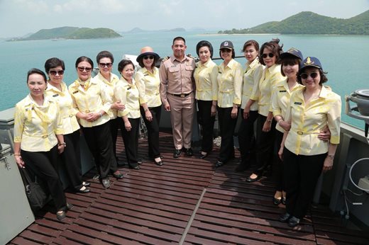 ๐๕๙ เมื่อวันที่ ๕ เมษายน ๒๕๖๑ คุณนริศรา ทิพยจันทร์ นายกสมาคมภริยาข้าราชการสำนักงานปลัดกระทรวงกลาโหม พร้อมด้วยคณะกรรมการสมาคมฯ นำสมาชิกโครงการสายใยรักษ์:เพื่อคนพิเศษ และสมาชิกโครงการศูนย์ส่งเสริมการเรียนรู้ ไปทัศนศึกษา เยี่ยมชมศูนย์อนุรักษ์พันธุ์เต่าทะเล เรือหลวงอ่างทอง และร่วมกิจกรรมขี่ม้าที่ศูนย์อาชาบำบัด ในบริเวณพื้นที่ของ กองทัพเรือ อ.สัตหีบ จ.ชลบุรี