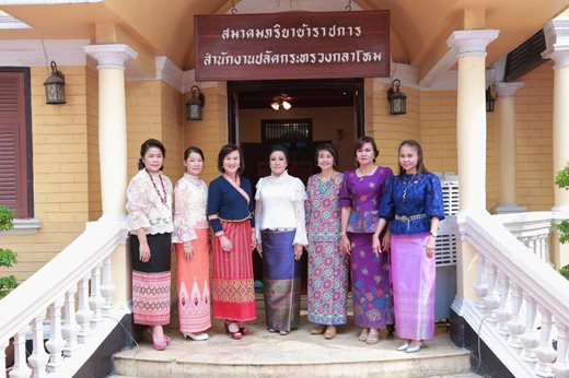 ๐๖๐ เมื่อวันพฤหัสบดีที่ ๑๙ เมษายน ๒๕๖๑ สมาคมภริยาข้าราชการสำนักงานปลัดกระทรวงกลาโหม จัดกิจกรรมสืบสานประเพณีไทย เนื่องในเทศกาลวันสงกรานต์ มีพิธีทำบุญเลี้ยงพระ สรงน้ำพระและรดน้ำขอพร คุณนริศรา ทิพยจันทร์ นายกสมาคมภริยาข้าราชการสำนักงานปลัดกระทรวงกลาโหมและอุปนายกสมาคมฯ เพื่อสืบสานประเพณีอันดีงามของไทย ณ ที่ทำการสมาคมฯ กรมการพลังงานทหาร ศูนย์การอุตสาหกรรมป้องกันประเทศและพลังงานทหาร เขตราชเทวี กรุงเทพฯ