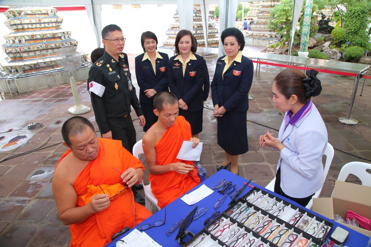 ๐๕๒ เมื่อวันที่ ๒๓ กุมภาพันธ์ ๒๕๖๑ นายกสมาคมภริยาฯ เป็นประธานในพิธีสงฆ์ โครงการบริบาลพระภิกษุสงฆ์ฯ เพื่อถวายเป็นพระราชกุศลแด่ พระบาทสมเด็จพระปรมินทรมหาภูมิพลอดุลยเดช บรมนาถบพิตร ณ ศาลาเลื่อนศักดิ์ เจียมอุดม วัดพระเชตุพนวิมลมังคลารามราชวรมหาวิหาร (วัดโพธิ์) กรุงเทพฯ