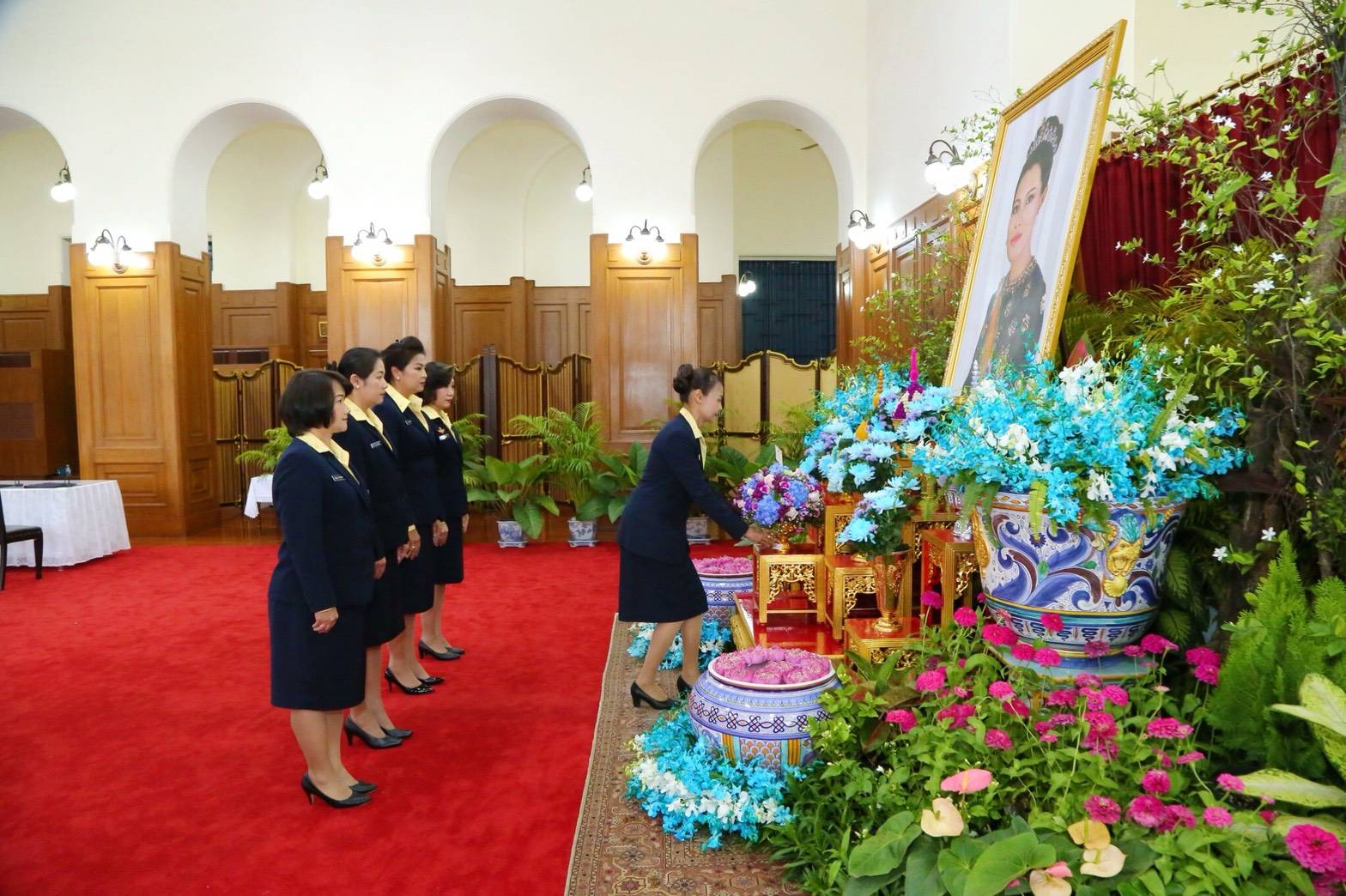 ๐๙๔ เมื่อวันที่ ๑๒ สิงหาคม ๒๕๖๑ คุณณัฏฐ์ชยธร ธัญญสิริ ที่ปรึกษาสมาคมภริยาฯเป็นผู้แทนนายกสมาคมฯ พร้อมด้วยคณะกรรมการฯ ร่วมลงนามถวายพระพรและทอดถวายพานทองดอกไม้สด เนื่องในโอกาสวันเฉลิมพระชนมพรรษา ๘๖ พรรษา สมเด็จพระนางเจ้าสิริกิติ์ พระบรมราชินีนาถ ในรัชกาลที่ ๙ ณ ศาลาสหทัยสมาคม ในพระบรมมหาราชวัง