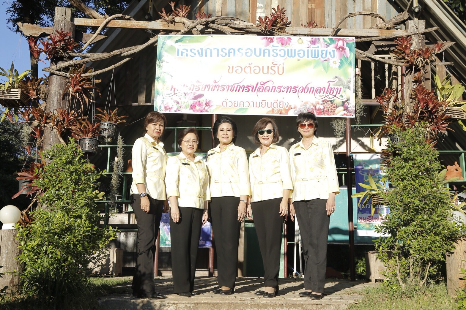 ๐๒๒ เมื่อวันที่ ๑๓ ธันวาคม ๒๕๖๐ นายกสมาคมภริยาฯ พร้อมด้วยคณะกรรมการฯ เดินทางไปตรวจเยี่ยมและติดตามการดำเนินงาน โครงการสายใยรักษ์:เพื่อคนพิเศษ โครงการศูนย์ส่งเสริมการเรียนรู้ฯ ที่ ศพปน.พท.ศอพท.อ.ฝาง จ.เชียงใหม่