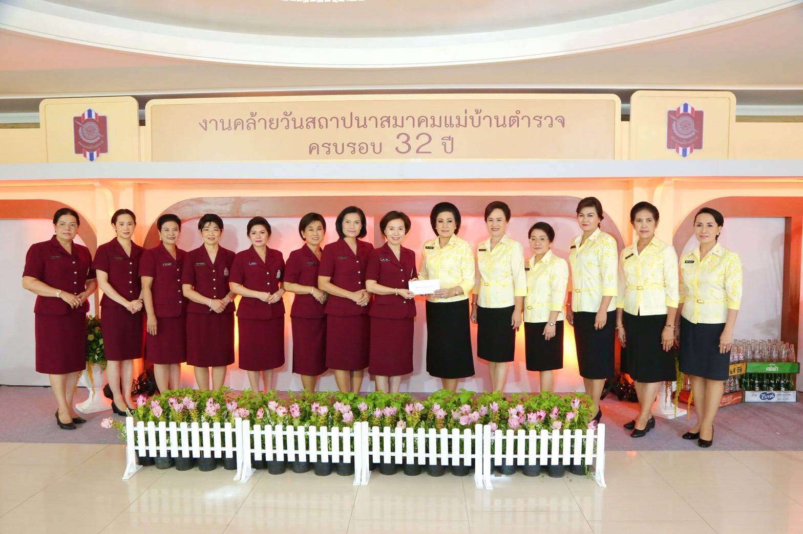 ๐๙๕ เมื่อวันที่ ๑๖ สิงหาคม ๒๕๖๑ นายกสมาคมภริยาฯ พร้อมด้วยคณะกรรมการสมาคมฯ ร่วมงานวันคล้ายวันสถาปนาสมาคมแม่บ้านตำรวจ ครบรอบ ๓๒ ปี ณ สโมสรตำรวจ ถนนวิภาวดีรังสิต กรุงเทพฯ