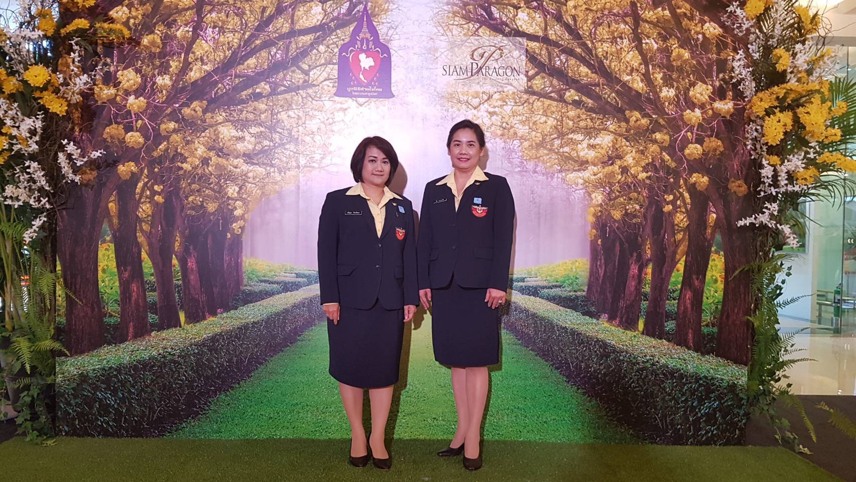 ๑๐๖ เมื่อวันที่ ๑๙ กันยายน ๒๕๖๑ คุณทิชา วรวรรณปรีชา เป็นผู้แทนนายกสมาคมภริยาฯ พร้อมด้วยคุณวธัญญา ภัทรพัลลภ กรรมการสมาคมฯ ร่วมพิธีเปิดงาน "สานสายใย เพื่อผลิตภัณฑ์สายใจไทย ๒๕๖๑" ณ Lifestyle Hall ชั้น ๒ ศูนย์การค้าสยามพารากอน ถนนพระราม ๑ เขตปทุมวัน กรุงเทพฯ