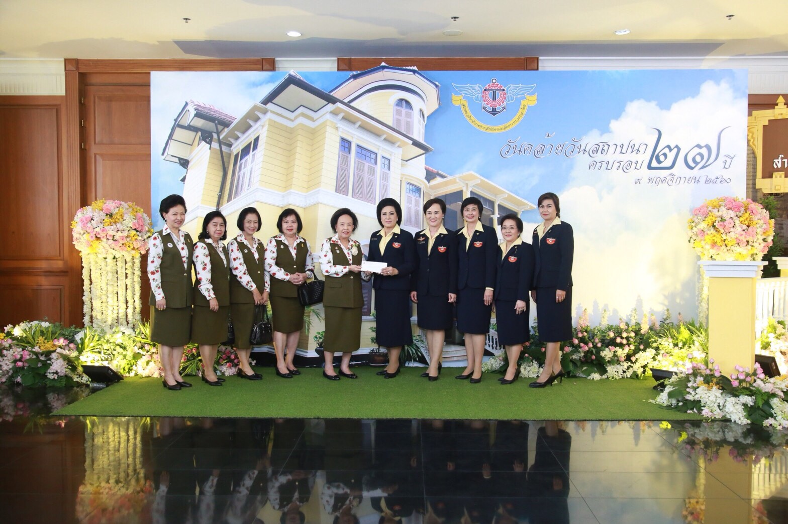 ๐๑๒ เมื่อวันที่ ๙ พฤศจิกายน ๒๕๖๐ นายกสมาคมภริยาฯ เป็นประธานจัดงานวันคล้ายวันสถาปนาสมาคมฯ ครบรอบ ๒๗ ปี ณ ที่ทำการสมาคมฯ (ตึกโดม) ภายในกรมการพลังงานทหาร ศูนย์การอุตสาหกรรมป้องกันประเทศและพลังงานทหาร เขตราชเทวี และ ห้องพินิตประชานาถในศาลาว่าการกลาโหม