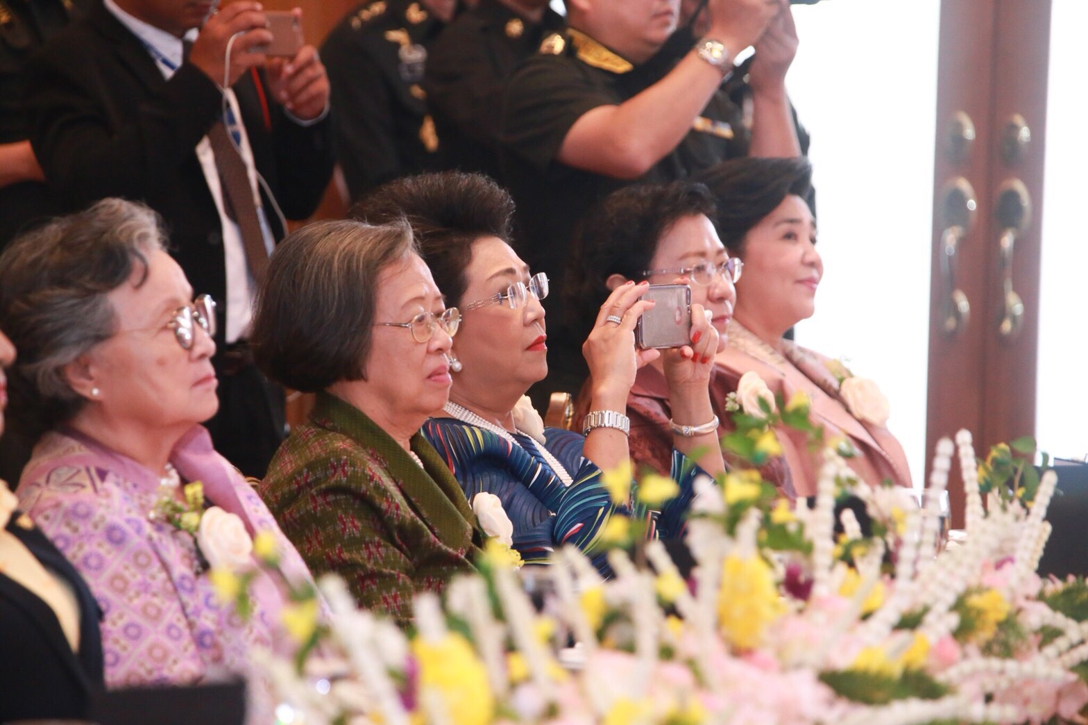 ๐๑๒ เมื่อวันที่ ๙ พฤศจิกายน ๒๕๖๐ นายกสมาคมภริยาฯ เป็นประธานจัดงานวันคล้ายวันสถาปนาสมาคมฯ ครบรอบ ๒๗ ปี ณ ที่ทำการสมาคมฯ (ตึกโดม) ภายในกรมการพลังงานทหาร ศูนย์การอุตสาหกรรมป้องกันประเทศและพลังงานทหาร เขตราชเทวี และ ห้องพินิตประชานาถในศาลาว่าการกลาโหม