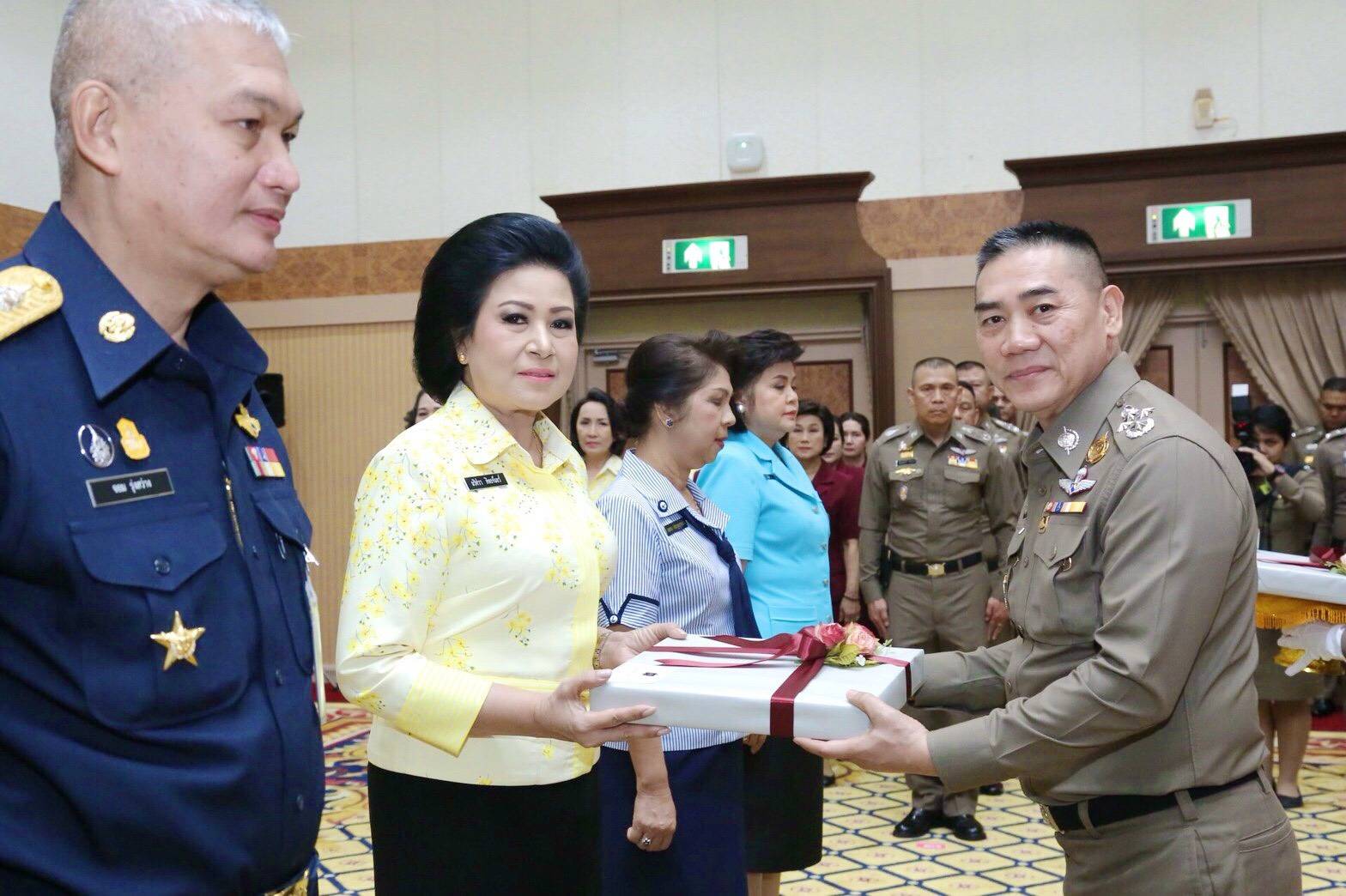 ๐๗๕ เมื่อวันที่ ๒๘ มิถุนายน ๒๕๖๑ นายกสมาคมภริยาฯ รับมอบของที่ระลึก ในการประชุมผู้บัญชาการเหล่าทัพ ครั้งที่ ๕/๒๕๖๑ จาก พลตำรวจเอก จักรทิพย์ ชัยจินดา ผู้บัญชาการตำรวจแห่งชาติ ณ ห้องศรียานนท์ ชั้น ๒ อาคาร ๑ สำนักงานตำรวจแห่งชาติ เขตปทุมวัน กรุงเทพฯ