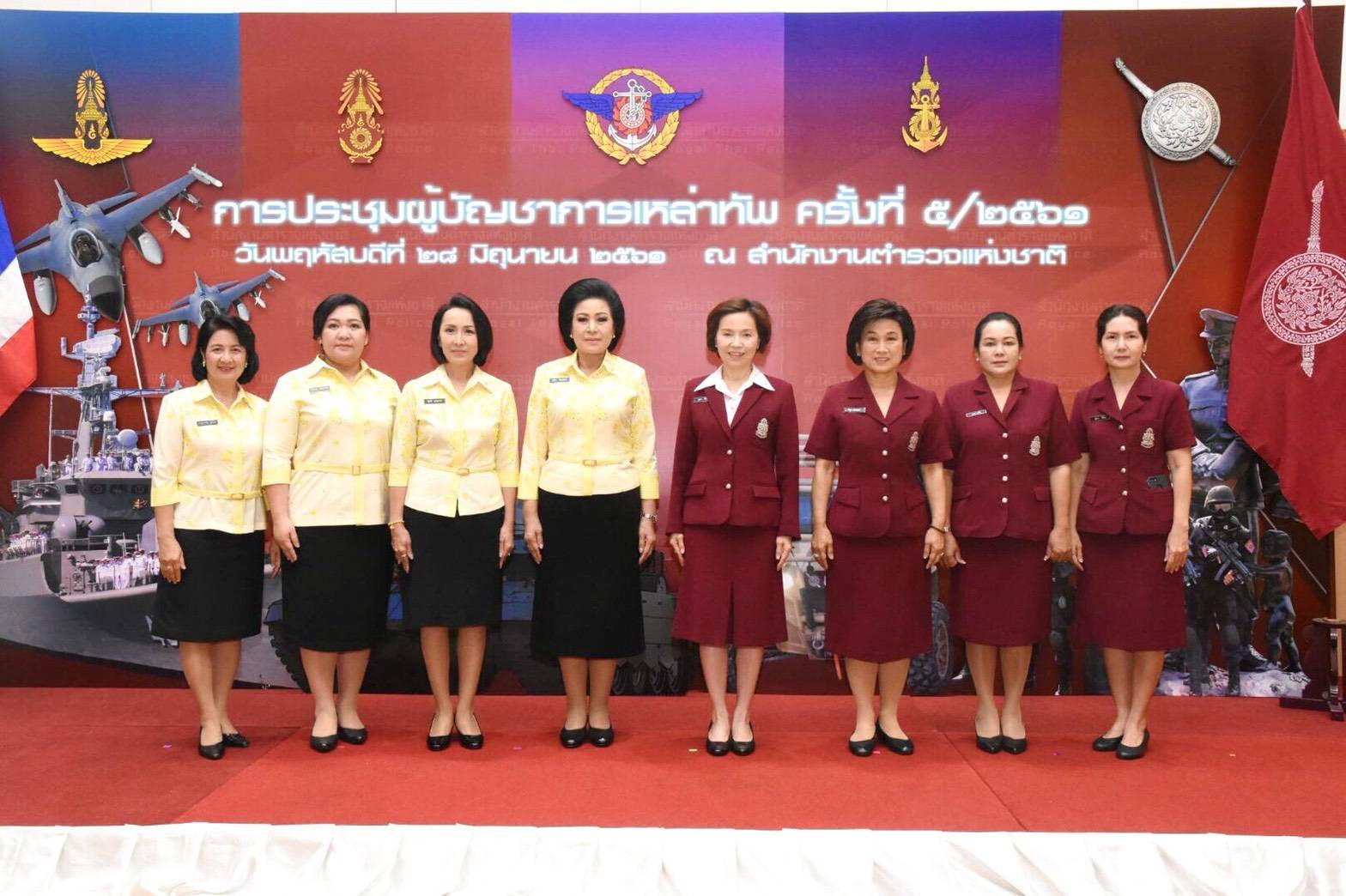 ๐๗๕ เมื่อวันที่ ๒๘ มิถุนายน ๒๕๖๑ นายกสมาคมภริยาฯ รับมอบของที่ระลึก ในการประชุมผู้บัญชาการเหล่าทัพ ครั้งที่ ๕/๒๕๖๑ จาก พลตำรวจเอก จักรทิพย์ ชัยจินดา ผู้บัญชาการตำรวจแห่งชาติ ณ ห้องศรียานนท์ ชั้น ๒ อาคาร ๑ สำนักงานตำรวจแห่งชาติ เขตปทุมวัน กรุงเทพฯ
