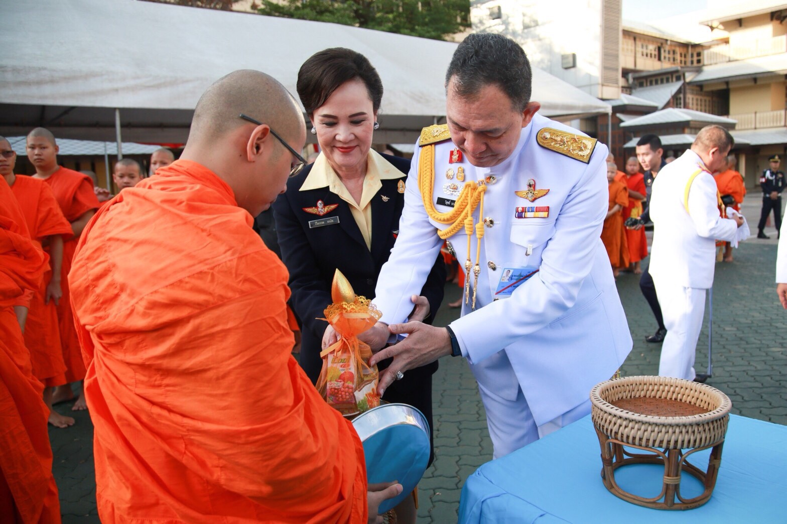 ๐๑๘ เมื่อวันที่ ๔ ธันวาคม ๒๕๖๐ นายกสมาคมภริยาฯ พร้อมด้วยคณะกรรมการฯ ร่วมพิธีทำบุญตักบาตร เพื่อถวายเป็นพระราชกุศล แด่ พระบาทสมเด็จพระปรมินทรมหาภูมิพลอดุลยเดช บรมนาถบพิตร เนื่องในวันคล้ายวันพระราชสมภพ ๕ ธันวาคม ๒๕๖๐ ณ ลานอเนกประสงค์ ในศาลาว่าการกลาโหม