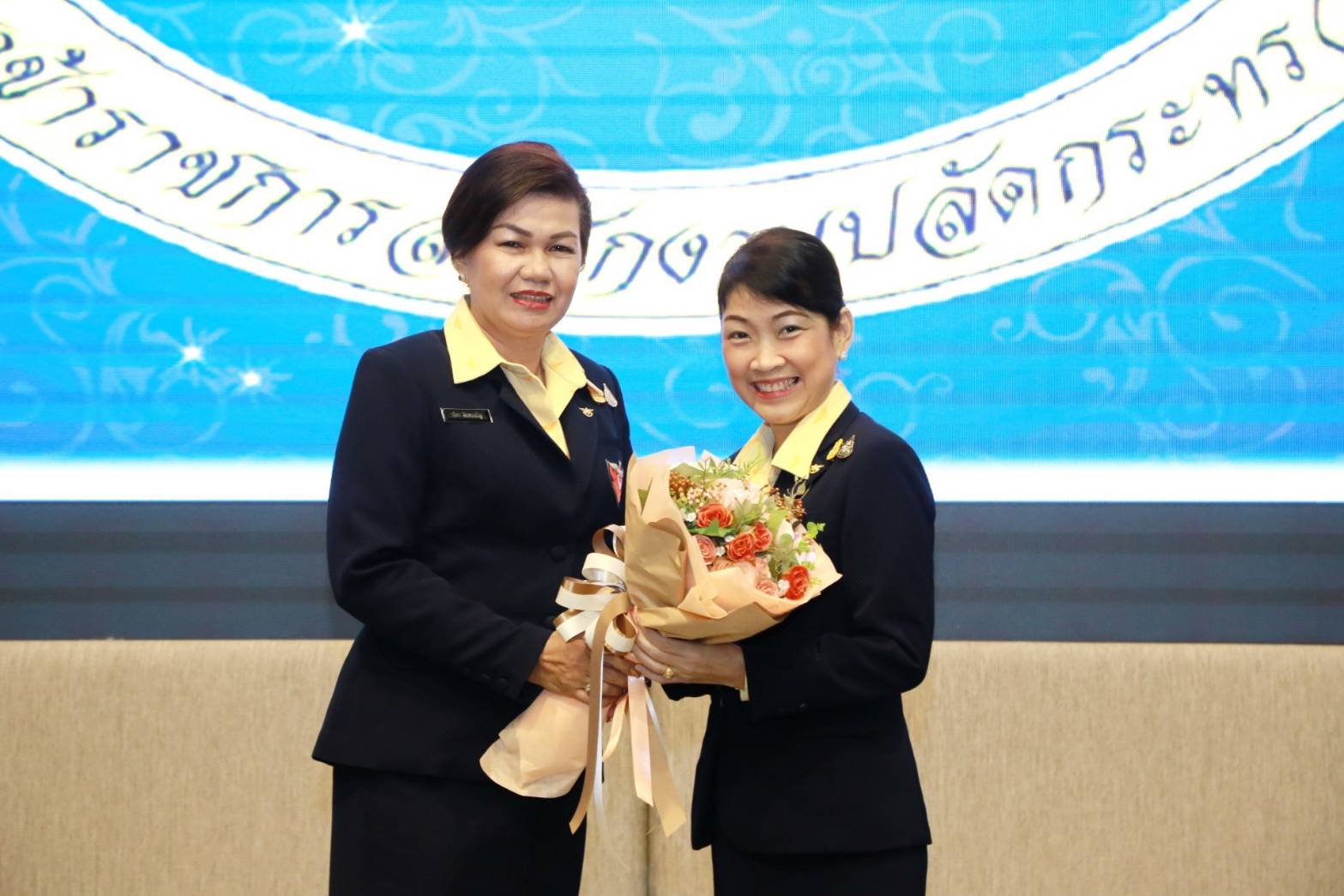008 เมื่อวันที่ ๙ ตุลาคม ๒๕๖๒ นายกสมาคมภริยาฯ เป็นประธานการประชุมใหญ่สามัญประจำปีงบประมาณ ๒๕๖๓ เพื่อมอบนโยบายและแนวทางการทำงานให้แก่สมาชิกสามัญและสมาชิกวิสามัญ ณ ห้องประชุม ชั้น ๖ อาคารสำนักงานปลัดกระทรวงกลาโหม (พื้นที่ศรีสมาน)