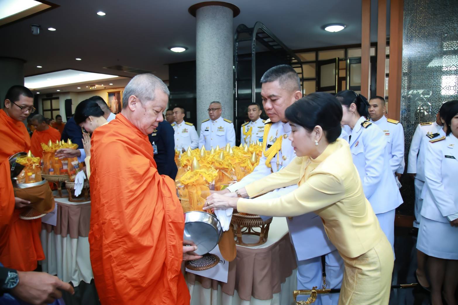 009 เมื่อวันที่ ๑๑ ตุลาคม ๒๕๖๒ นายกสมาคมภริยาฯ พร้อมด้วยคณะกรรมการฯ ร่วมพิธีทำบุญตักบาตรและพิธีสวดพระพุทธมนต์ ถวายเป็นพระราชกุศลแด่ พระบาทสมเด็จพระบรมชนกาธิเบศร มหาภูมิพลอดุลยเดชมหาราช บรมนาถบพิตร เนื่องในโอกาสวันคล้ายวันสวรรคต ณ ศาลาว่าการกลาโหม เขตพระนคร กรุงเทพฯ