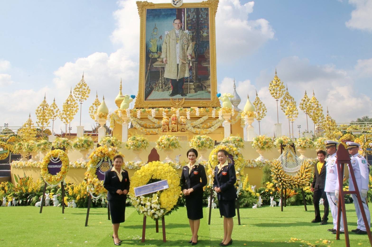 010 เมื่อวันที่ ๑๓ ตุลาคม ๒๕๖๒ คุณยุคลธร เกษโกวิท อุปนายกสมาคมภริยาฯ เป็นผู้แทนนายกสมาคมฯ พร้อมด้วยคณะกรรมการฯ ร่วมพิธีวางพวงมาลา น้อมรำลึกในพระมหากรุณาธิคุณ เนื่องในวันคล้ายวันสวรรคตพระบาทสมเด็จพระบรมชนกาธิเบศร มหาภูมิพลอดุลยเดชมหาราช บรมนาถบพิตร ณ มณฑลพิธีท้องสนามหลวง กรุงเทพฯ