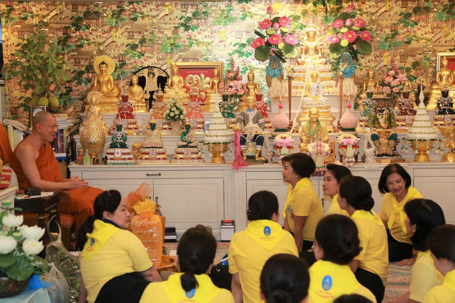 014 เมื่อวันที่ ๑๘ ตุลาคม ๒๕๖๒ นายกสมาคมภริยาฯ นำคณะกรรมการฯ และกำลังพลของหน่วยขึ้นตรง สำนักงานปลัดกระทรวงกลาโหม ร่วมกันทำกิจกรรม"จิตอาสาพัฒนาปรับภูมิทัศน์ ทำความสะอาดศาสนสถาน" ณ วัดหงส์รัตนารามราชวรวิหาร แขวงวัดอรุณราชวราราม เขตบางกอกใหญ่ กรุงเทพฯ