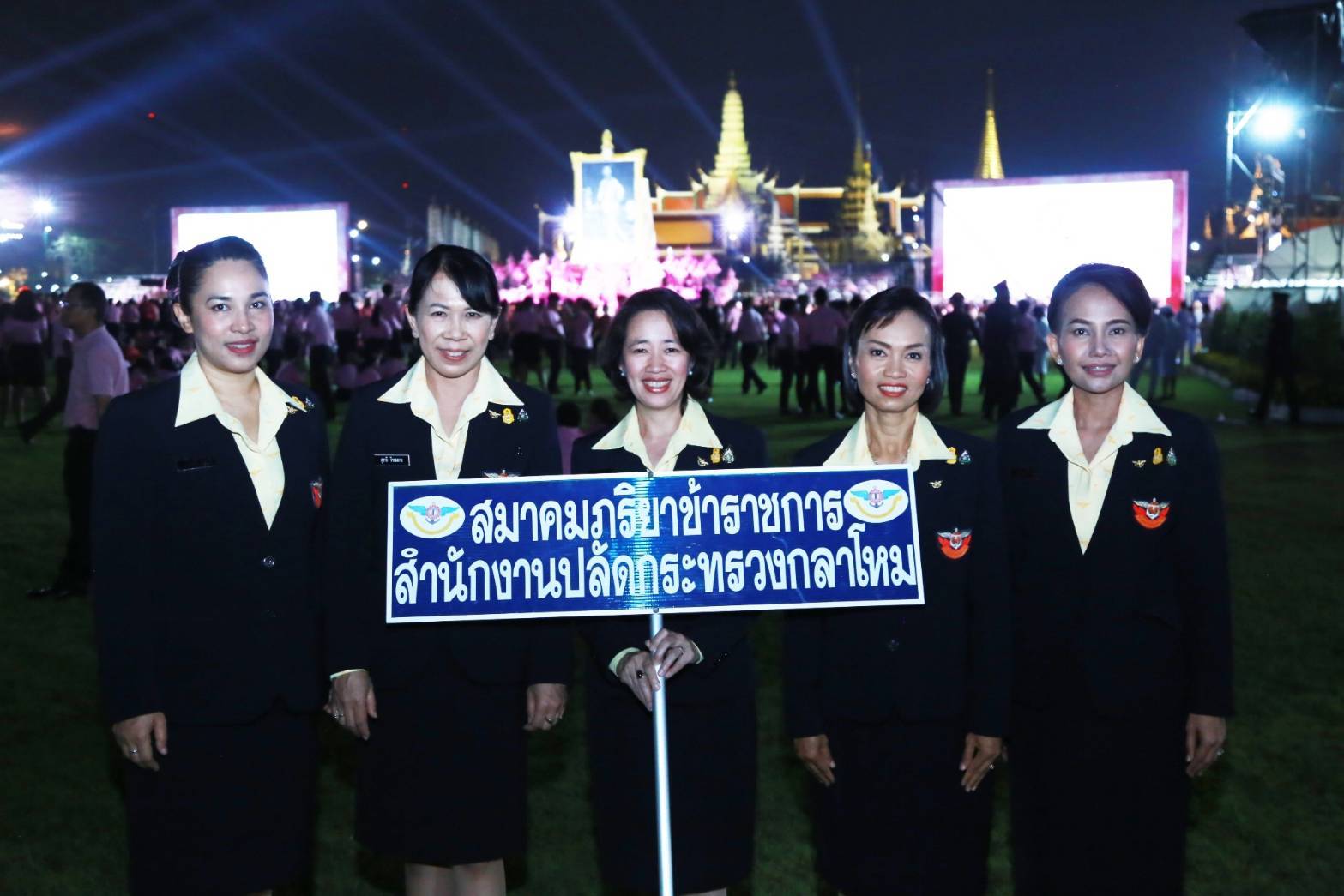 020 เมื่อวันที่ ๒๓ ตุลาคม ๒๕๖๒ คุณญาณนี ตันตระวาณิชย์ เป็นผู้แทนนายกสมาคมภริยาฯ พร้อมด้วยคณะกรรมการฯ ร่วมพิธีจุดเทียน น้อมรำลึกในพระมหากรุณาธิคุณ พระบาทสมเด็จพระจุลจอมเกล้าเจ้าอยู่หัว เนื่องในวันปิยมหาราช ณ มณฑลพิธีท้องสนามหลวง กรุงเทพฯ