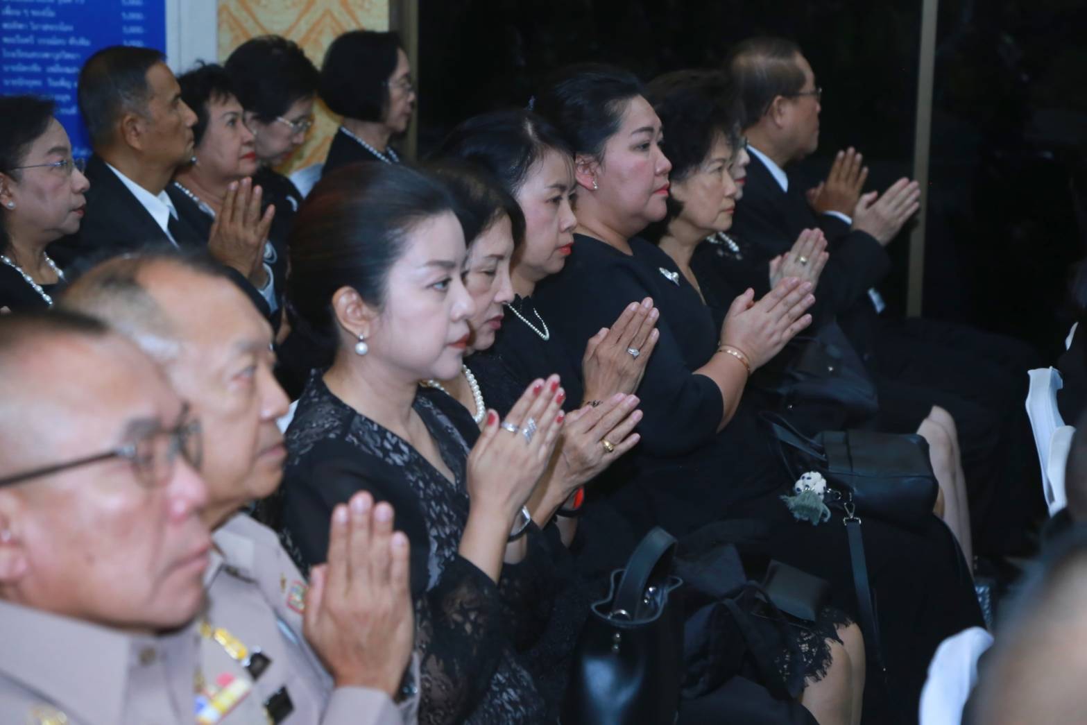 023 เมื่อวันที่ ๒๘ ตุลาคม ๒๕๖๒ นายกสมาคมภริยาฯ พร้อมด้วยคณะกรรมการฯ ร่วมพิธีสวดพระอภิธรรม คุณแม่สาลี่ นิลสมัย มารดาพลเรือเอก สมประสงค์ นิลสมัย รองปลัดกระทรวงกลาโหม ณ วัดเครือวัลย์วรวิหาร เขตบางกอกใหญ่ กรุงเทพฯ