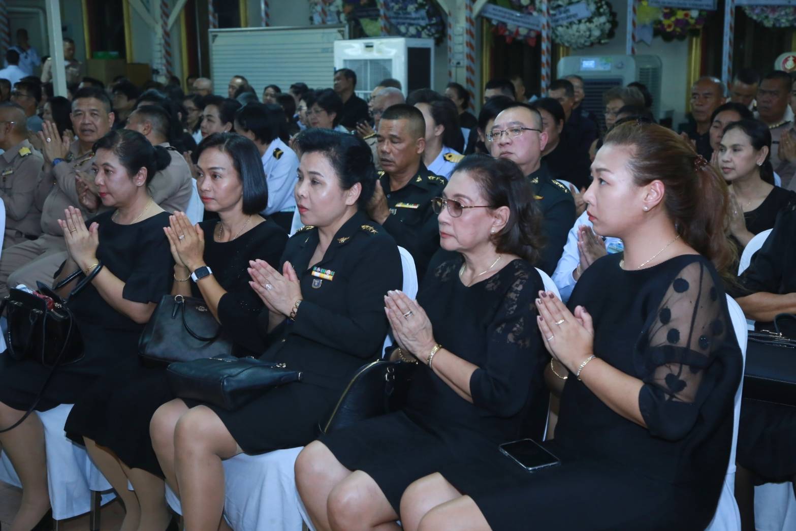 023 เมื่อวันที่ ๒๘ ตุลาคม ๒๕๖๒ นายกสมาคมภริยาฯ พร้อมด้วยคณะกรรมการฯ ร่วมพิธีสวดพระอภิธรรม คุณแม่สาลี่ นิลสมัย มารดาพลเรือเอก สมประสงค์ นิลสมัย รองปลัดกระทรวงกลาโหม ณ วัดเครือวัลย์วรวิหาร เขตบางกอกใหญ่ กรุงเทพฯ